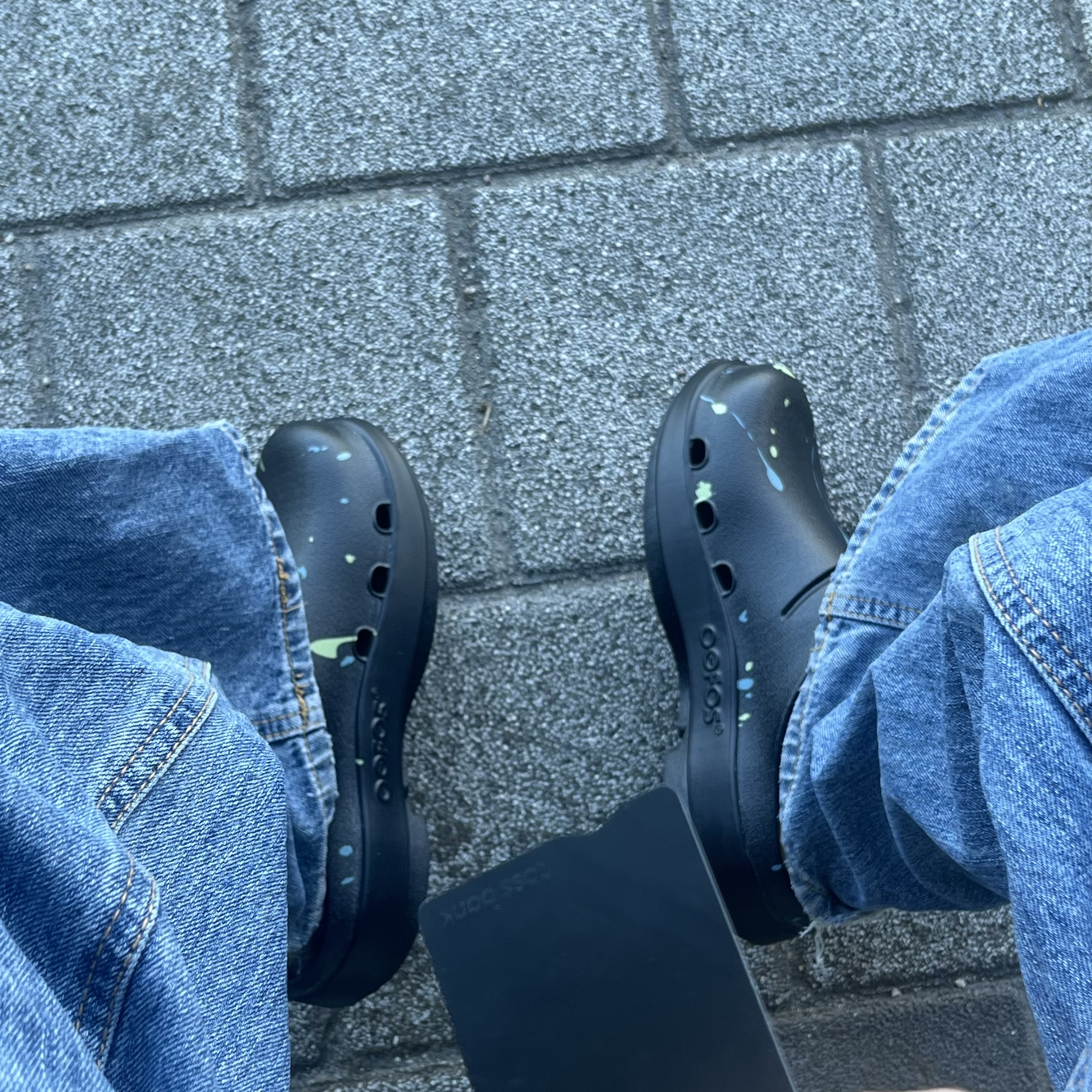 Oofos x Thisisneverthat Clog Black 착용 스타일
