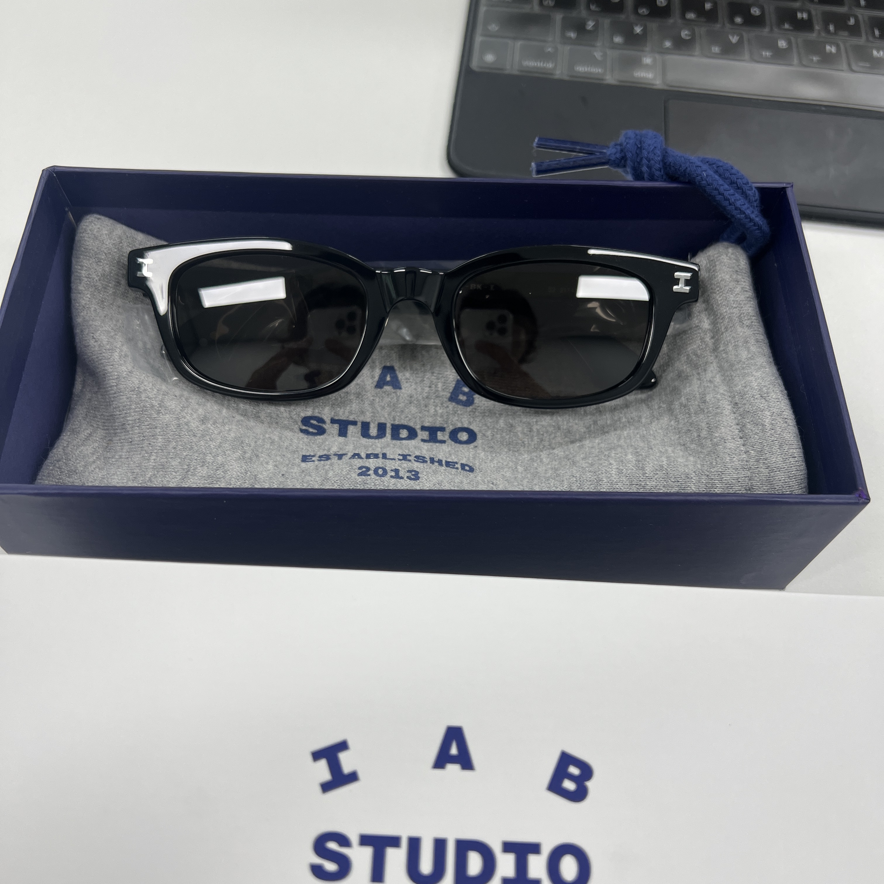 IAB Studio Sunglasses I Black 착용 스타일 - 1