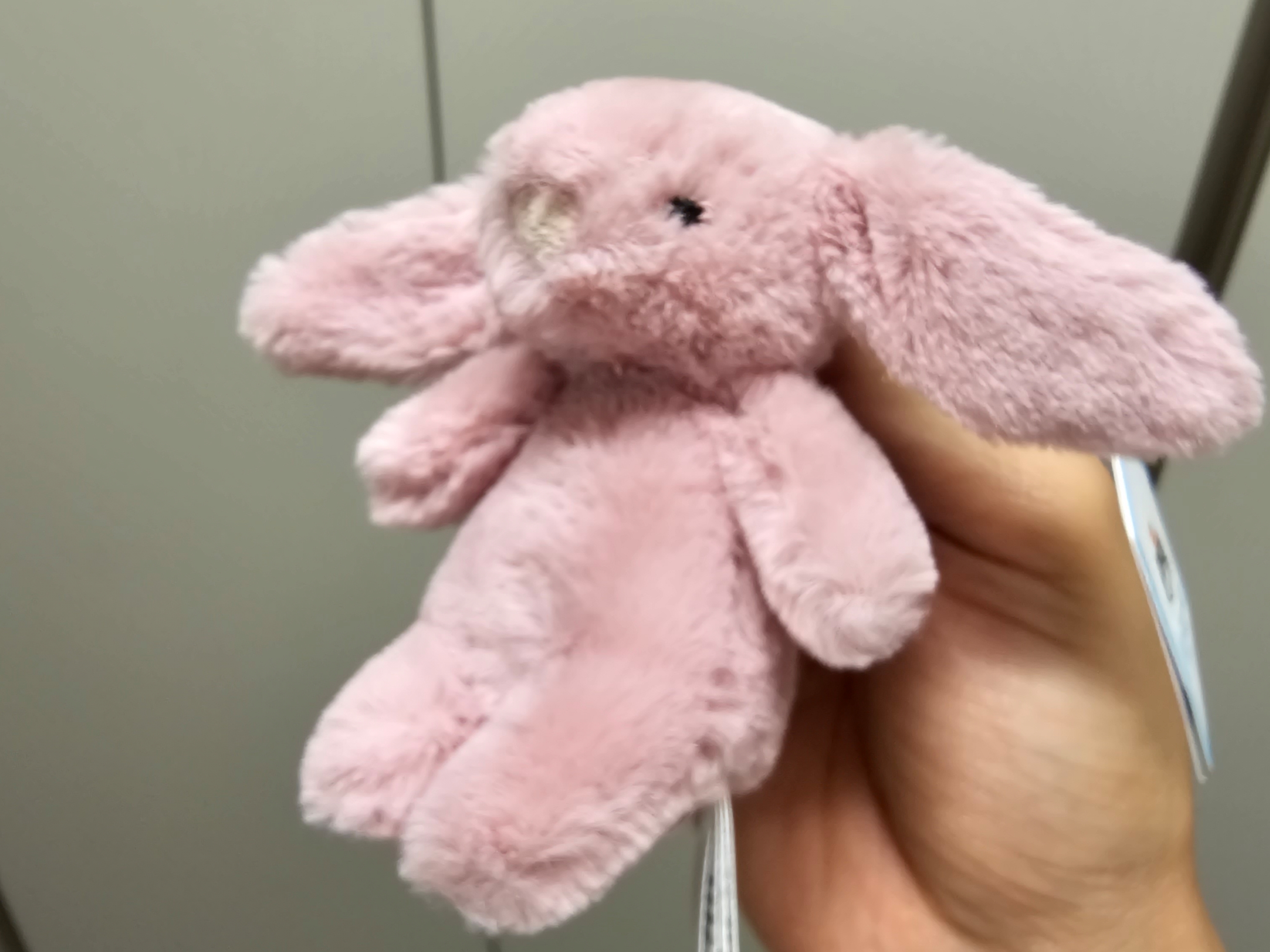 Jellycat Bashful Bunny Bag Charm Tulip 착용 스타일