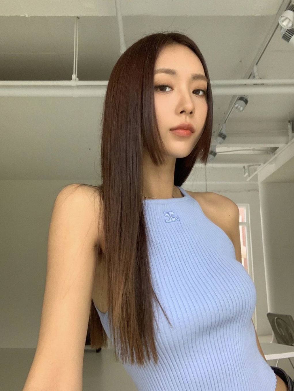 (W) Courreges Rib Knit Pointy Tank Top Sky 착용 스타일