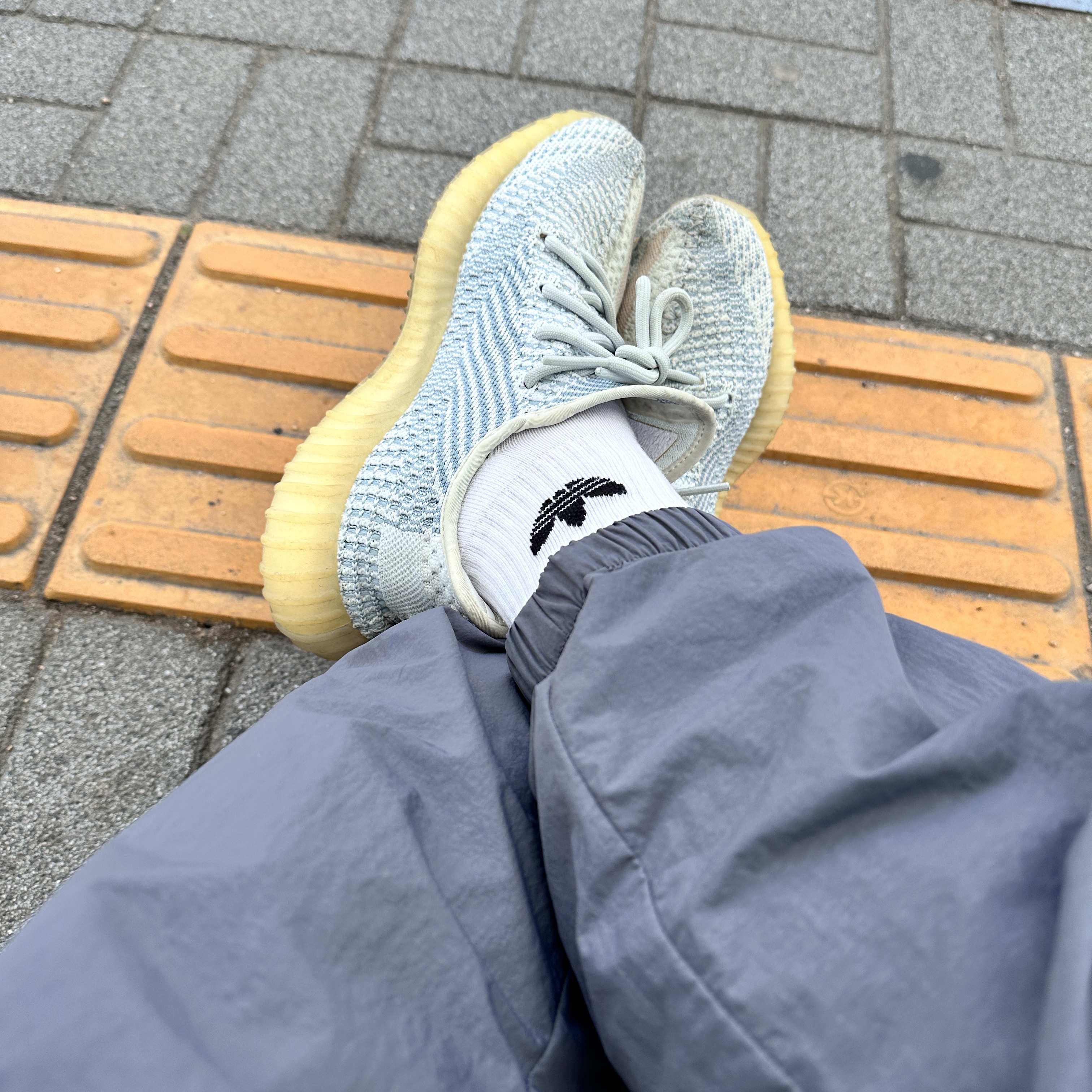 Adidas Yeezy Boost 350 V2 Cloud White - Non-Reflective 착용 스타일 - 2