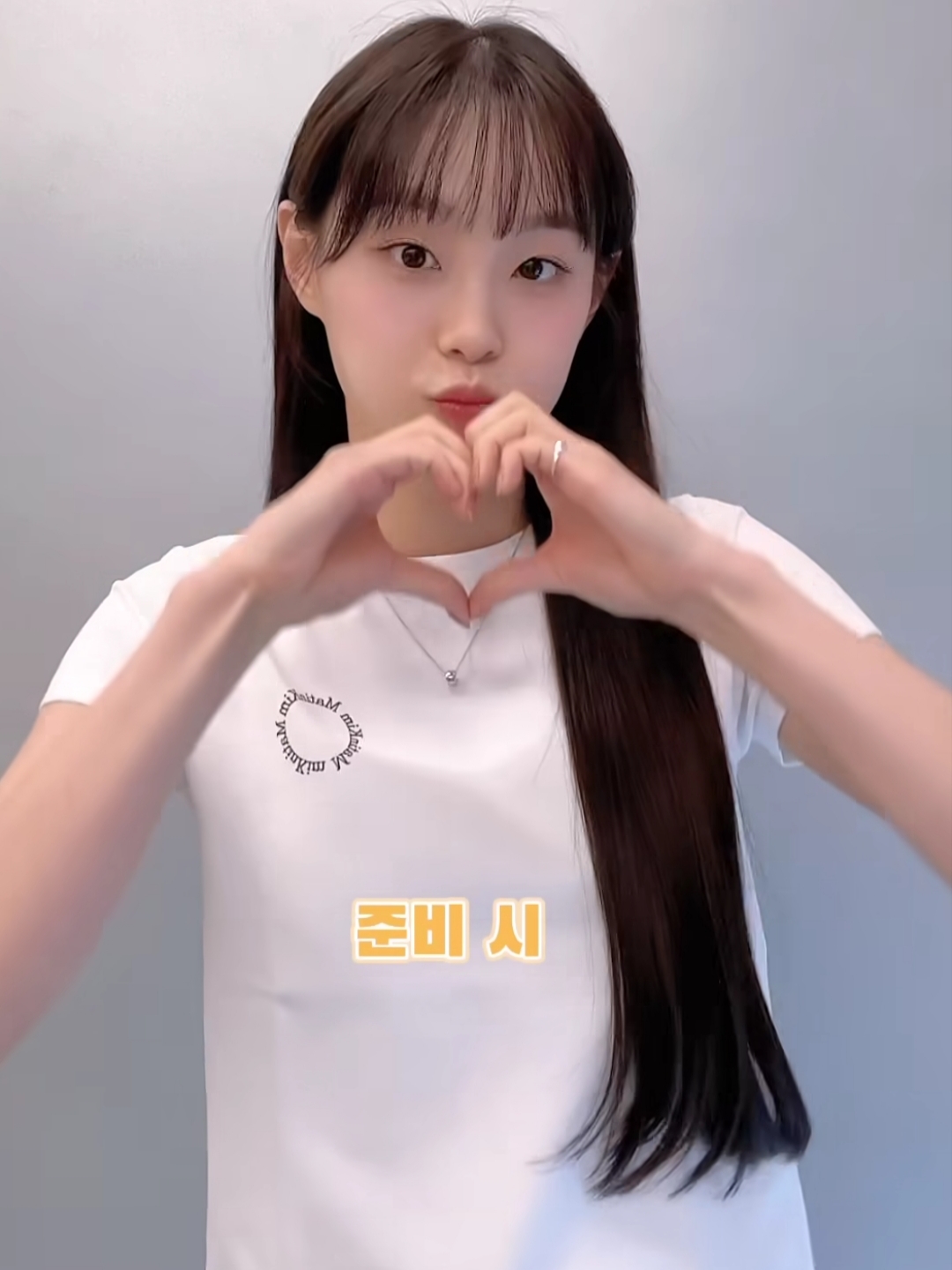 (W) Matin Kim Circle Logo Crop Top White 착용 스타일 - 1
