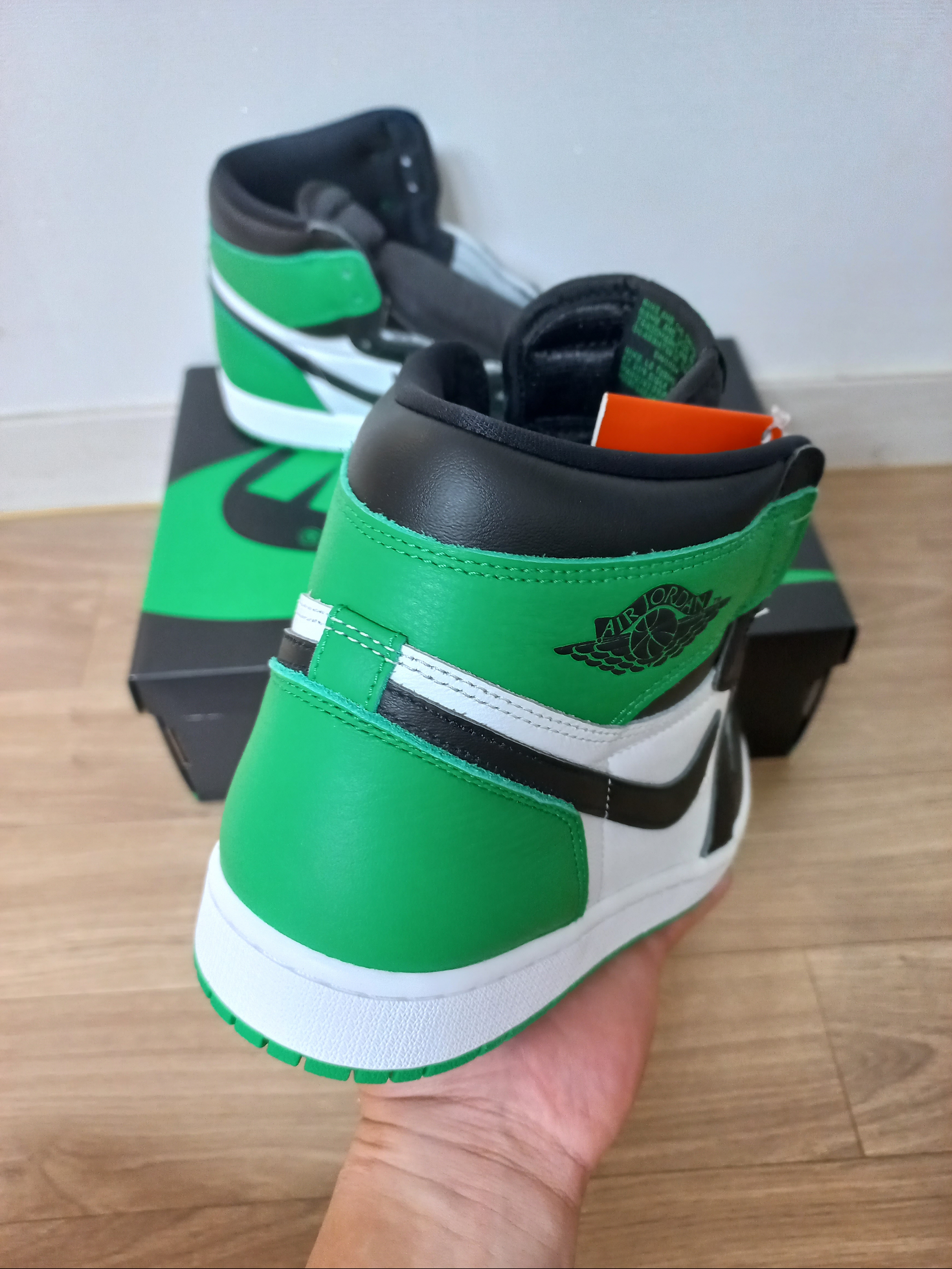 Jordan 1 Retro High OG Black and Lucky Green 착용 스타일 - 2