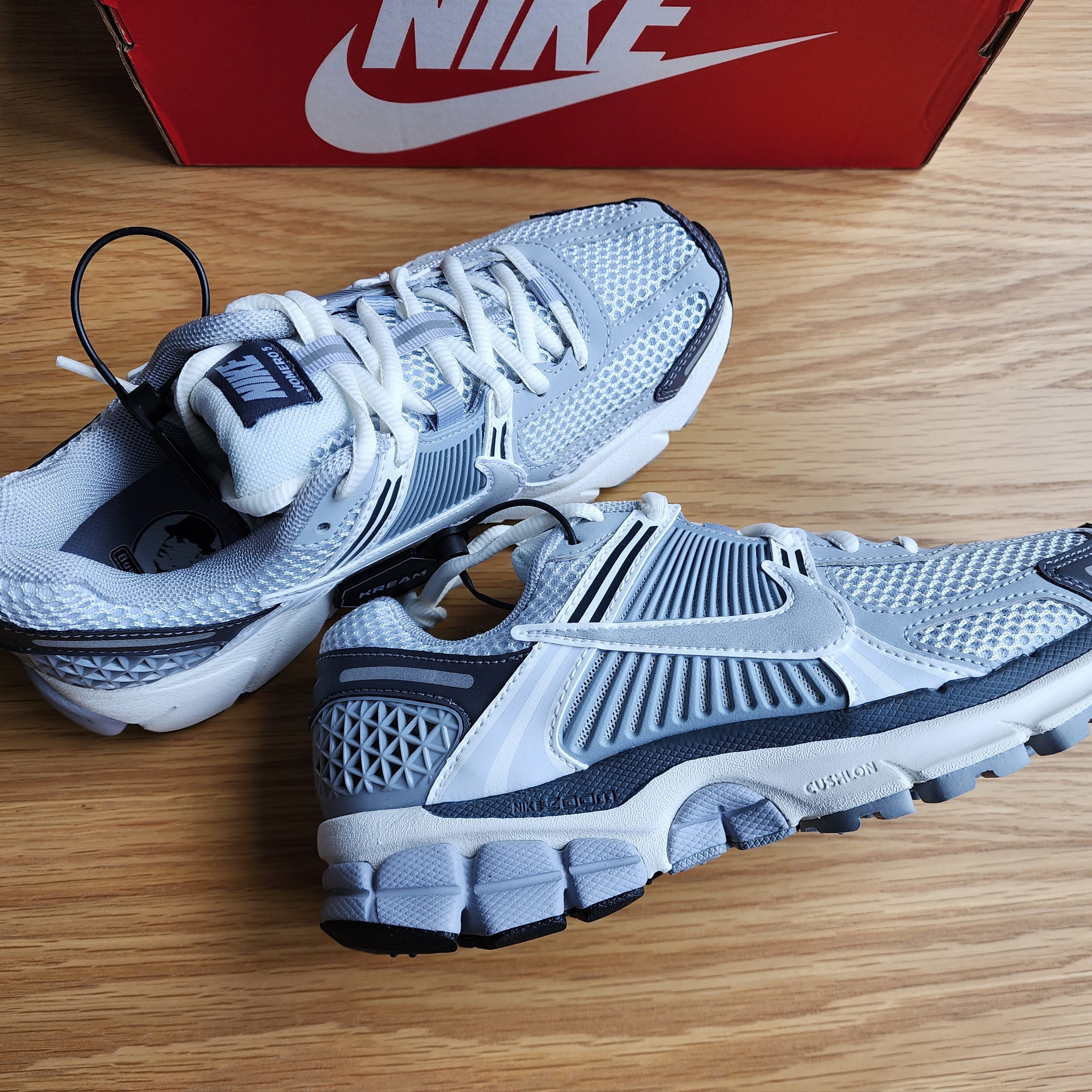 (W) Nike Zoom Vomero 5 Pure Platinum Metallic Silver 착용 스타일