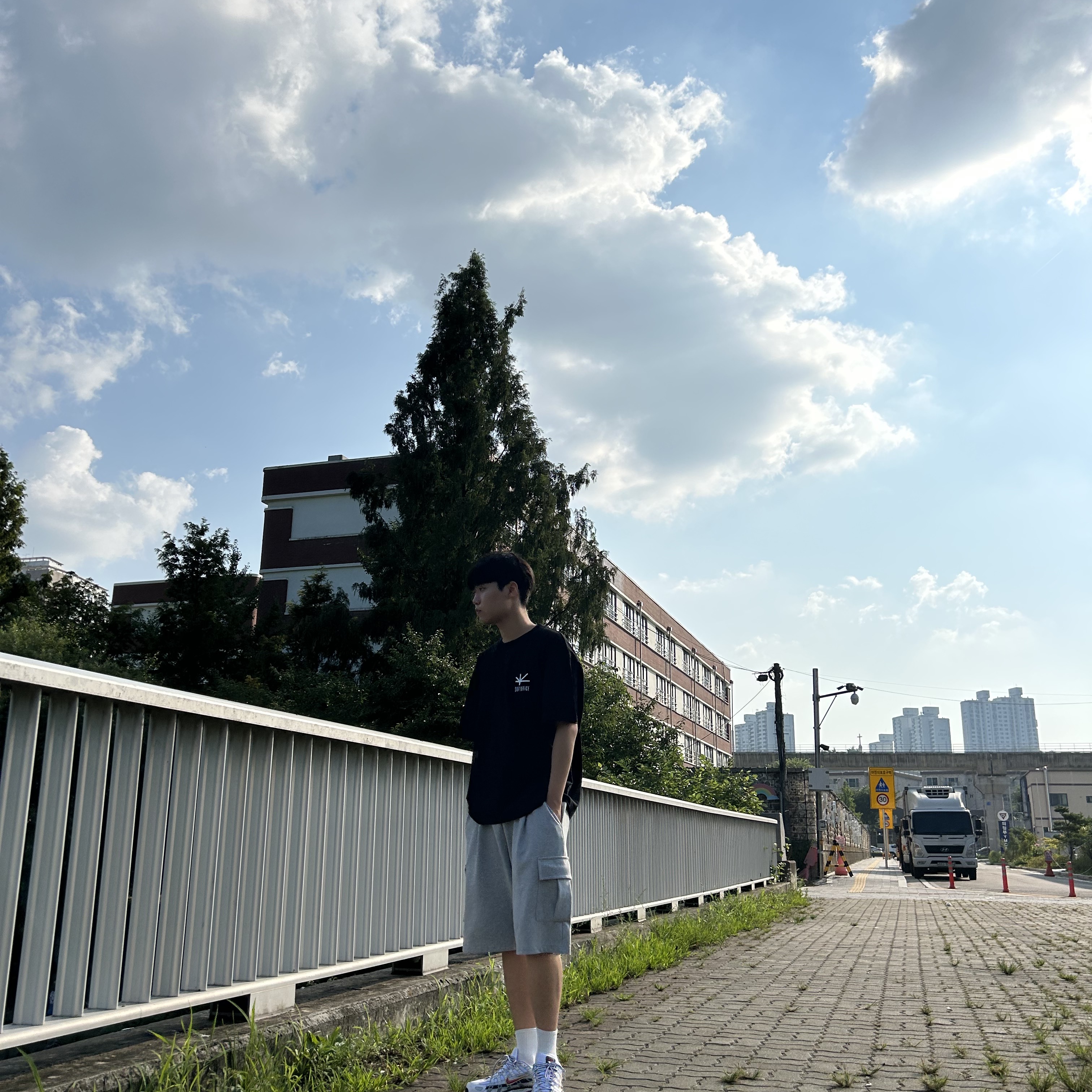 Softoffice Community Tee- Black 착용 스타일 - 2