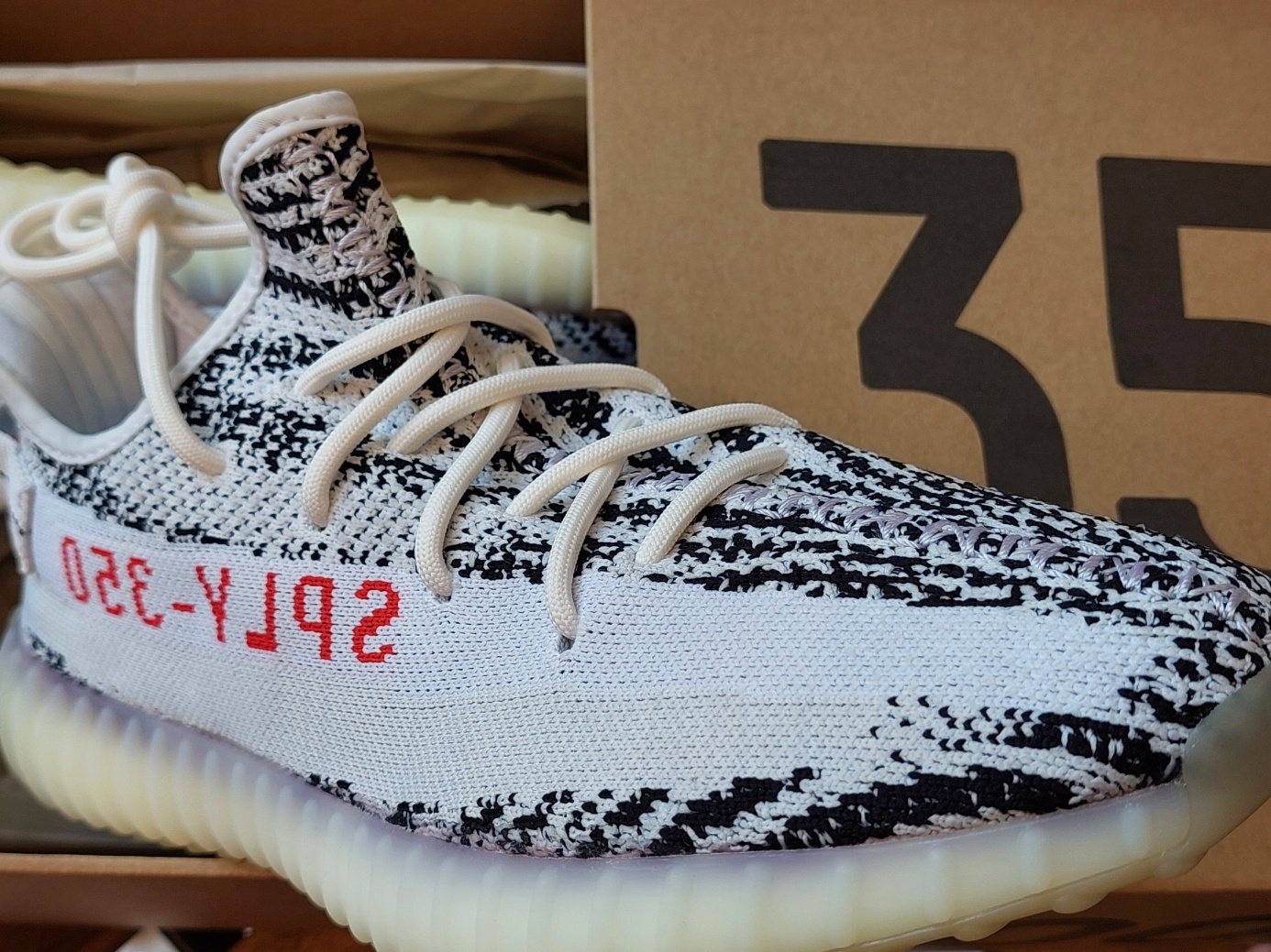 Adidas Yeezy Boost 350 V2 Zebra 2022/2023, Adidas Yeezy Boost 350 V2 Zebra 2017/2019/2020 착용 스타일