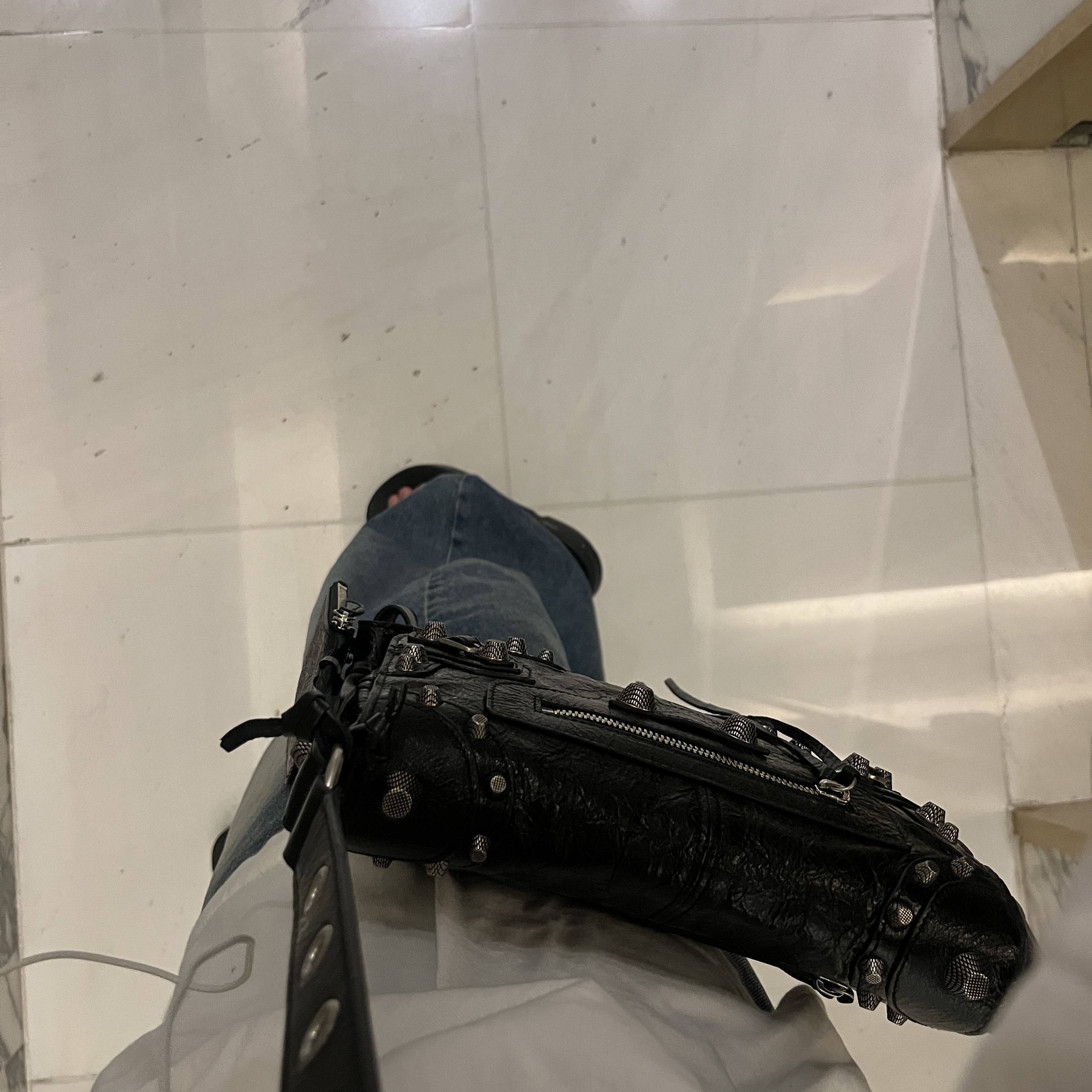 Balenciaga Arena Lambskin Aged Silver Hardware Le Cagole XS Flap Bag Black, Oofos OOriginal Black 착용 스타일