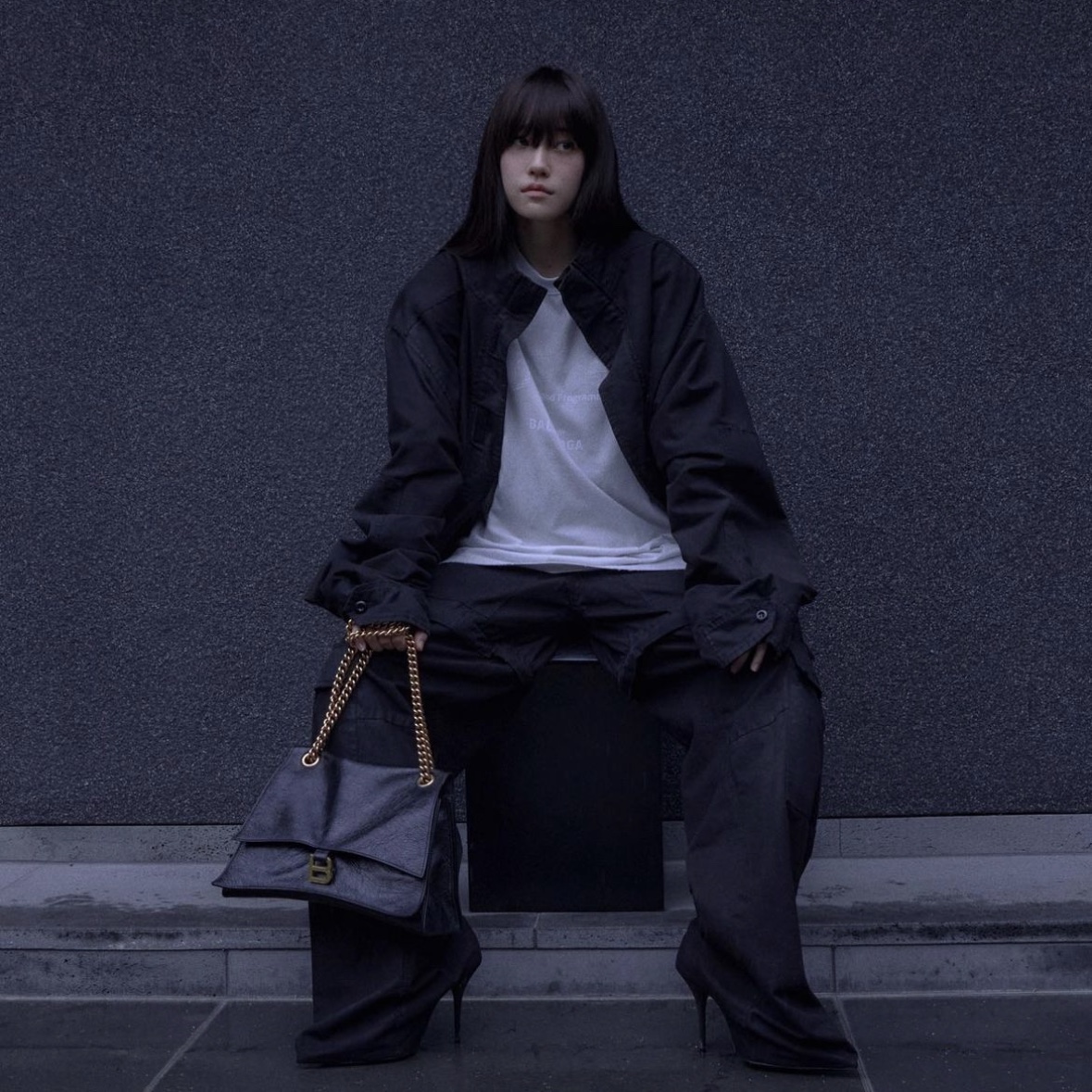 Balenciaga Crush Large Chain Bag Black 착용 스타일