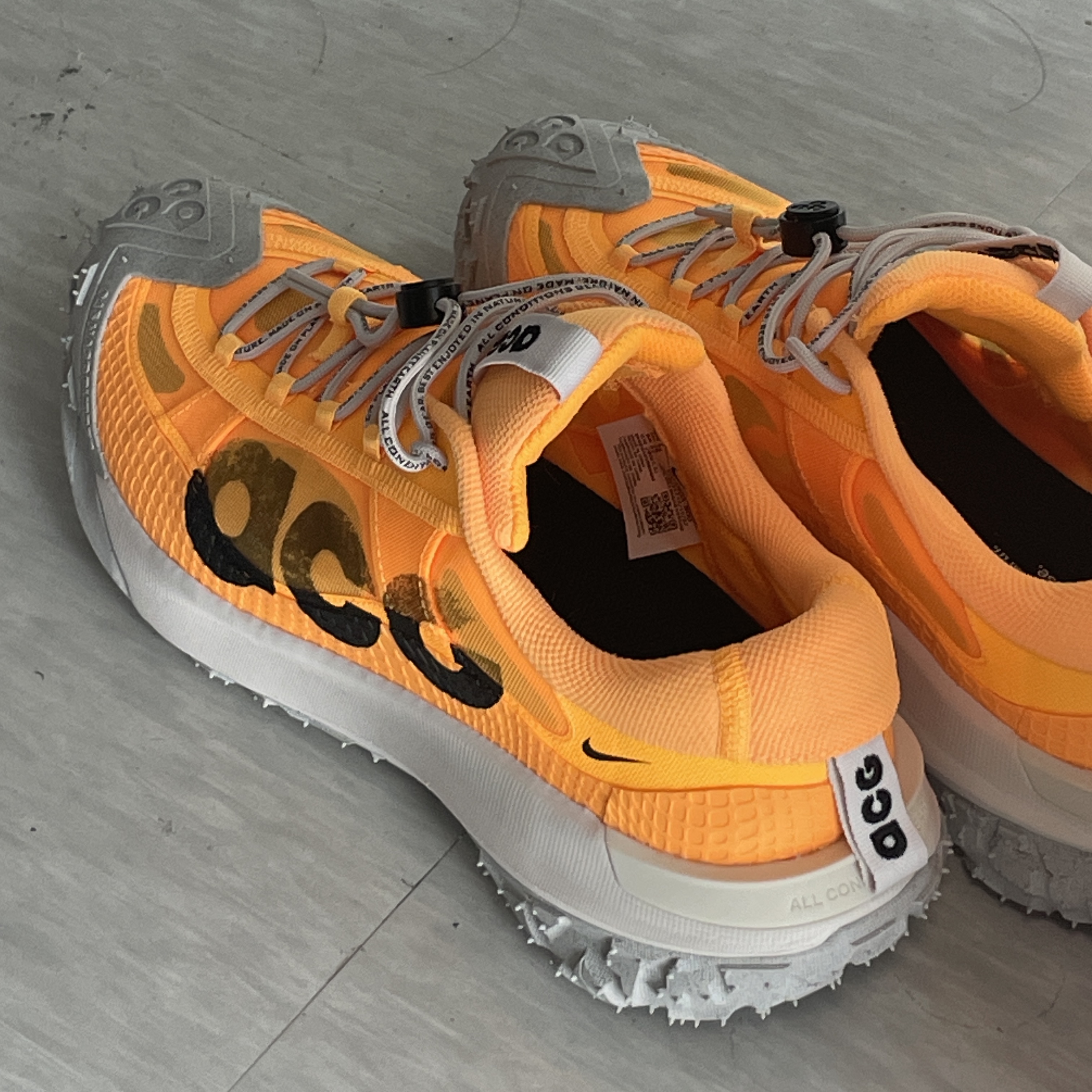 Nike ACG Mountain Fly 2 Low Laser Orange 착용 스타일 - 1