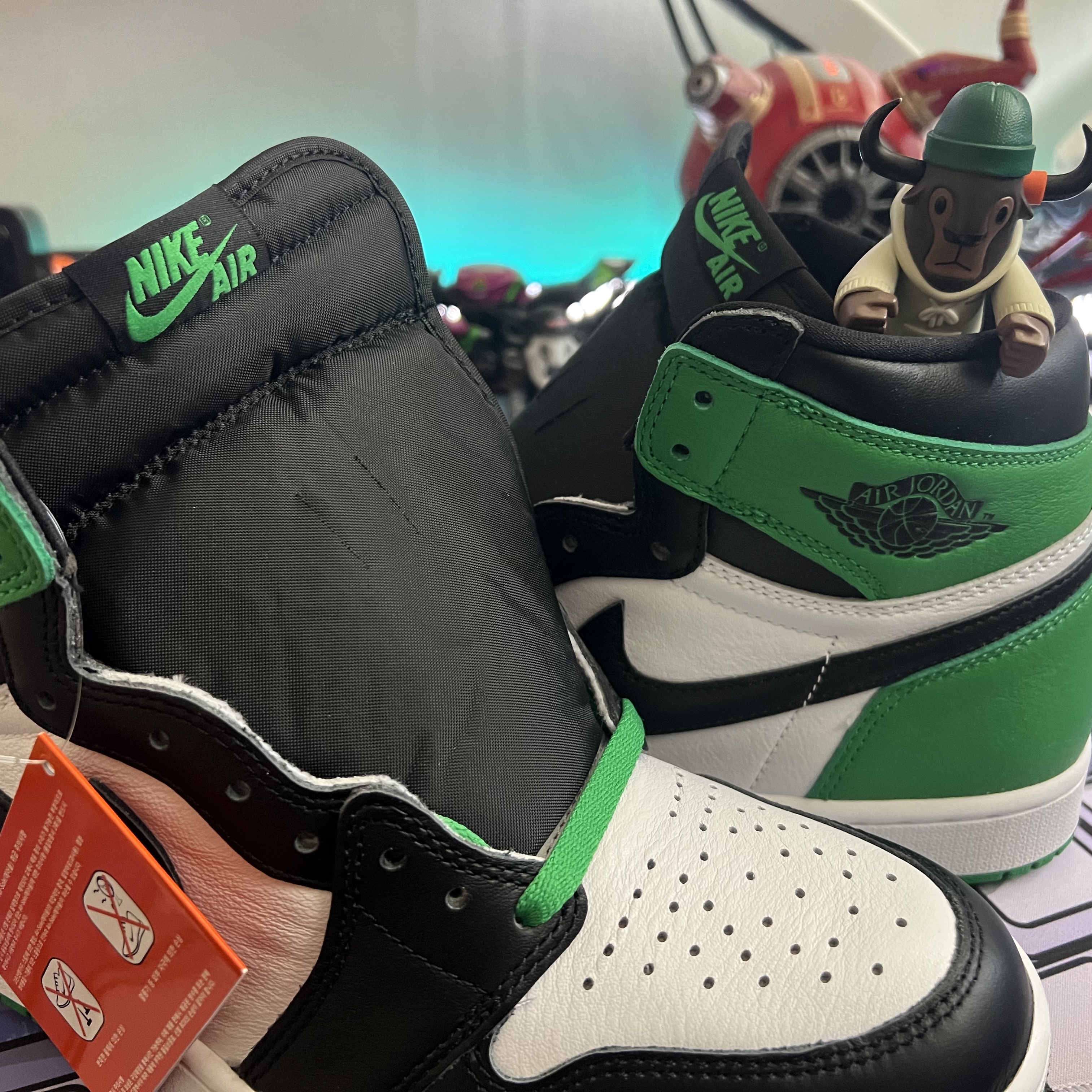 Jordan 1 Retro High OG Black and Lucky Green 착용 스타일