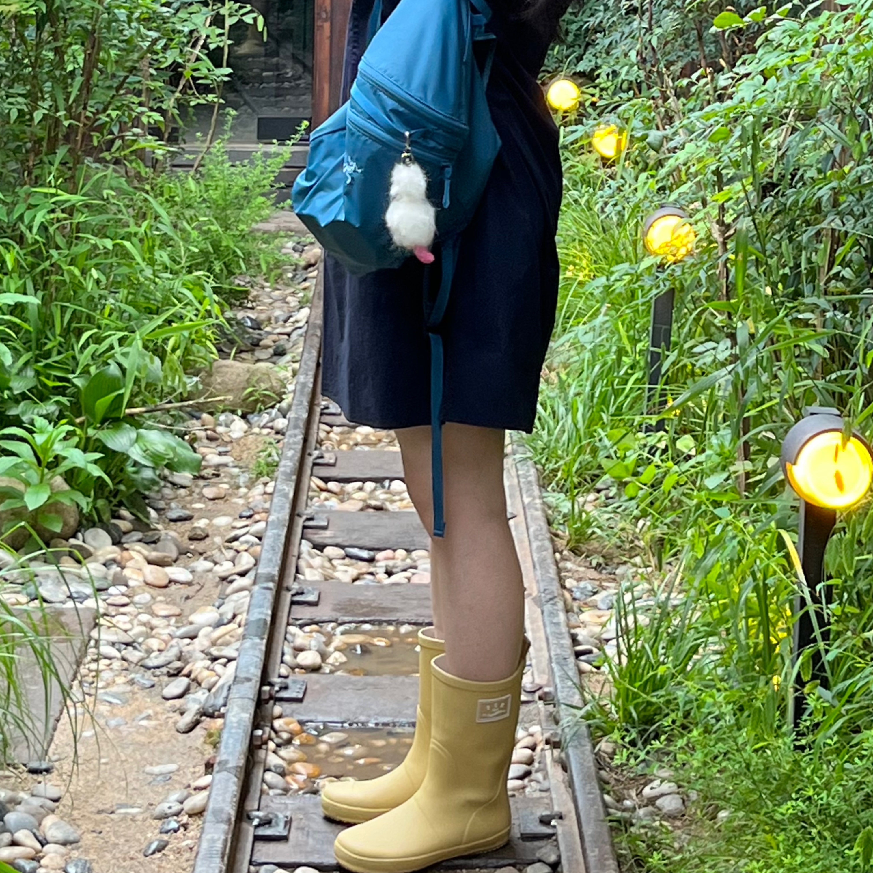 (W) Bensimon BSM Rain Boots Mid Honey Butter, Arc'teryx Heliad 15 Backpack Serene 착용 스타일 - 2