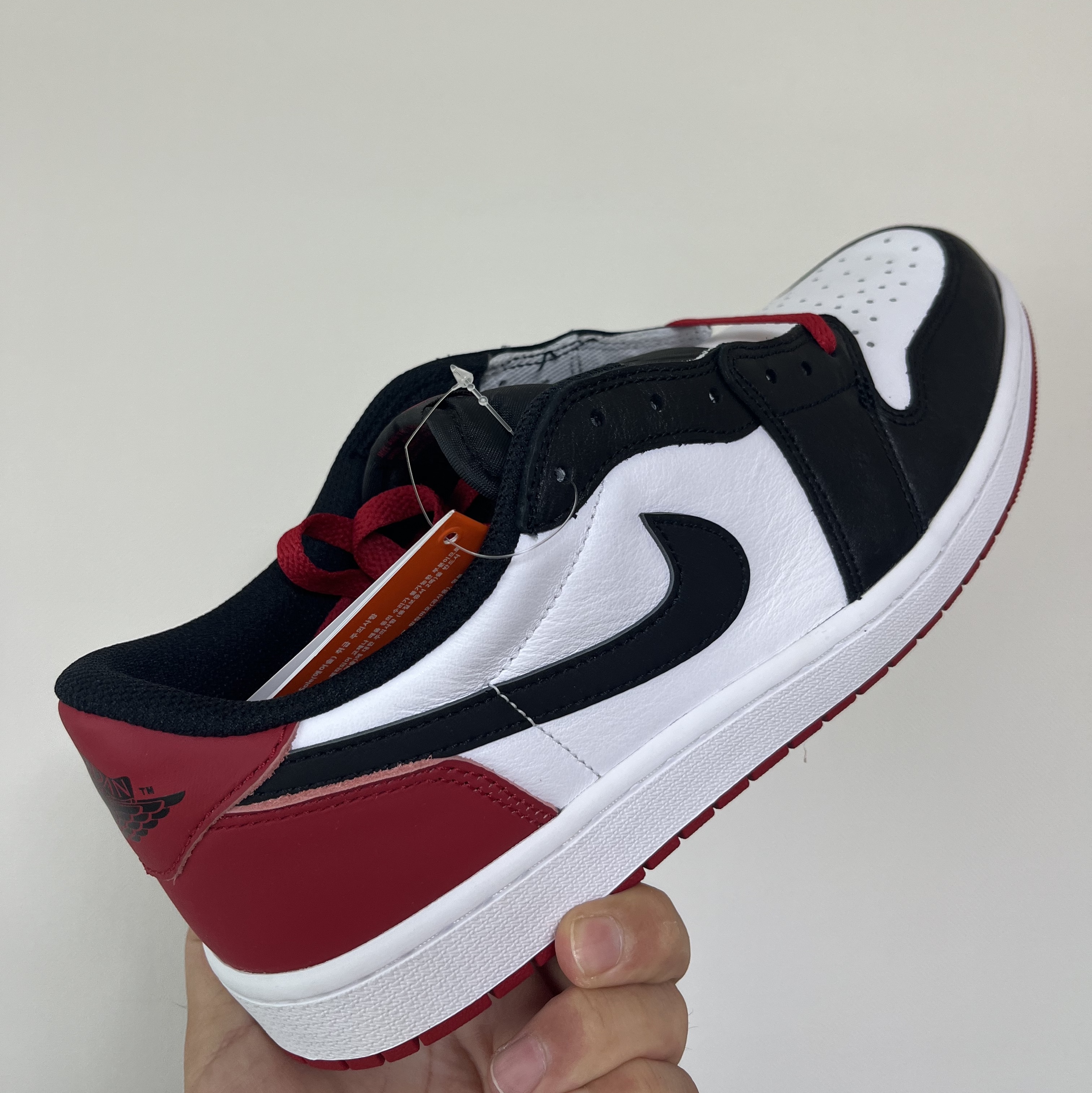 Jordan 1 Retro Low OG Black Toe, (GS) Jordan 1 Retro Low OG Black Toe 착용 스타일 - 2