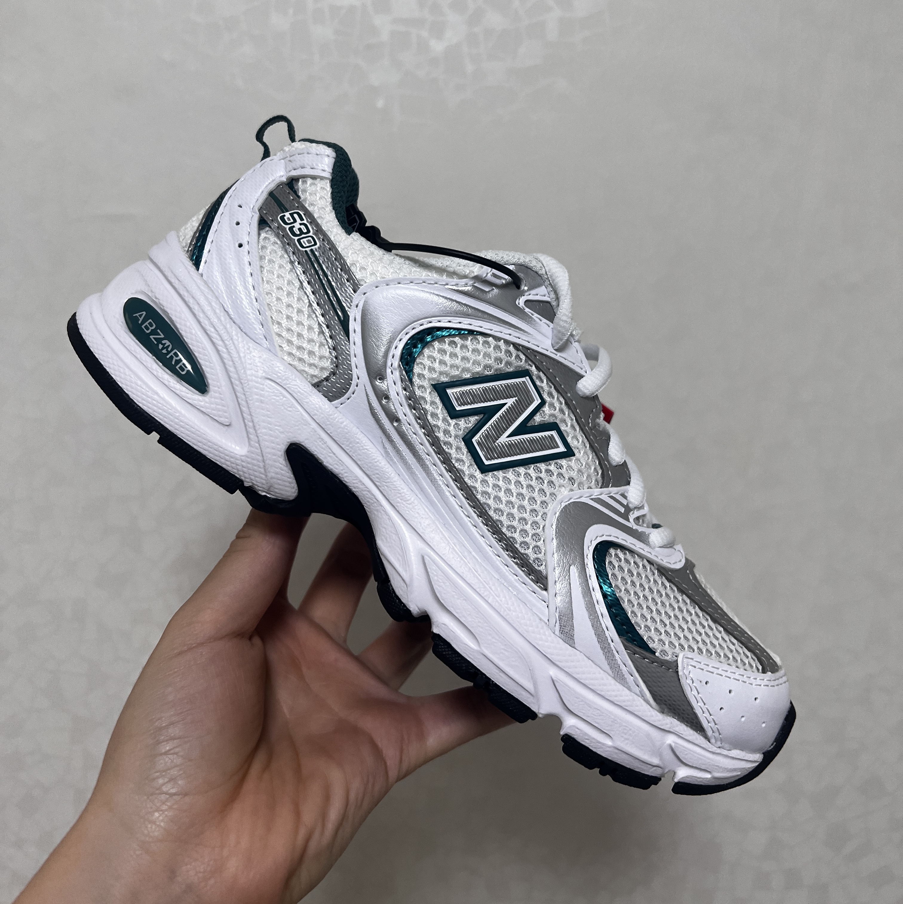 New Balance 530 White Mint 착용 스타일 - 1