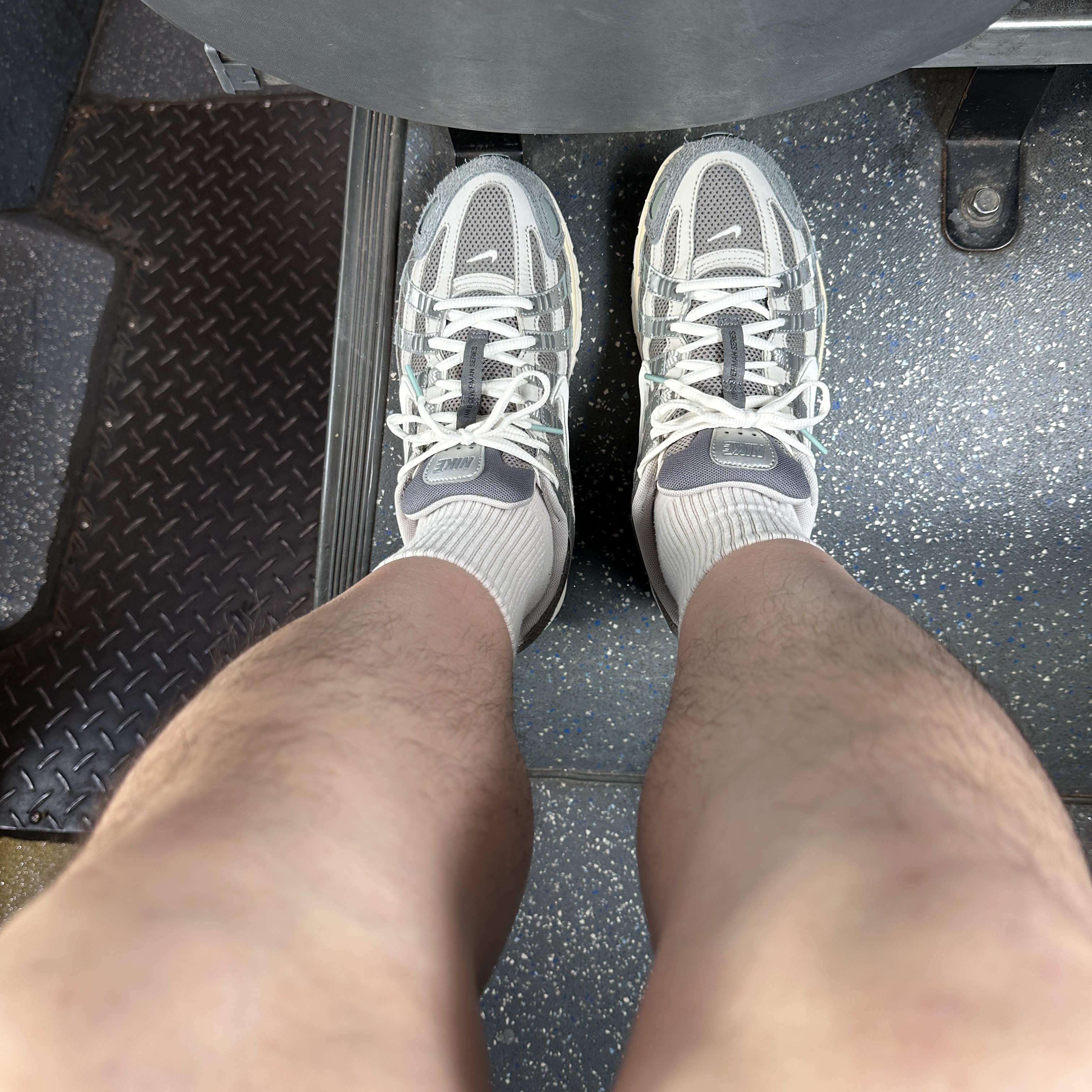 Nike P-6000 Flat Pewter Light Iron Ore 착용 스타일 - 1