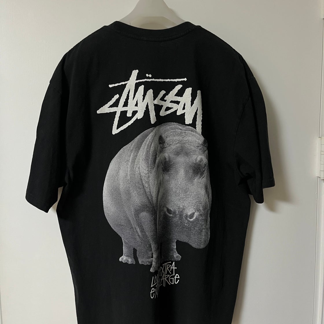 ★韓国の人気★【STUSSY】★Stussy Livin' Large T-Shir.t★ ☆韓国の人気☆【STUSSY】☆Stussy Livin' Large T-Shir.t