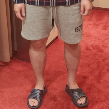 Essentials 1977 Shorts Dark Oatmeal - 22SS 착용 스타일