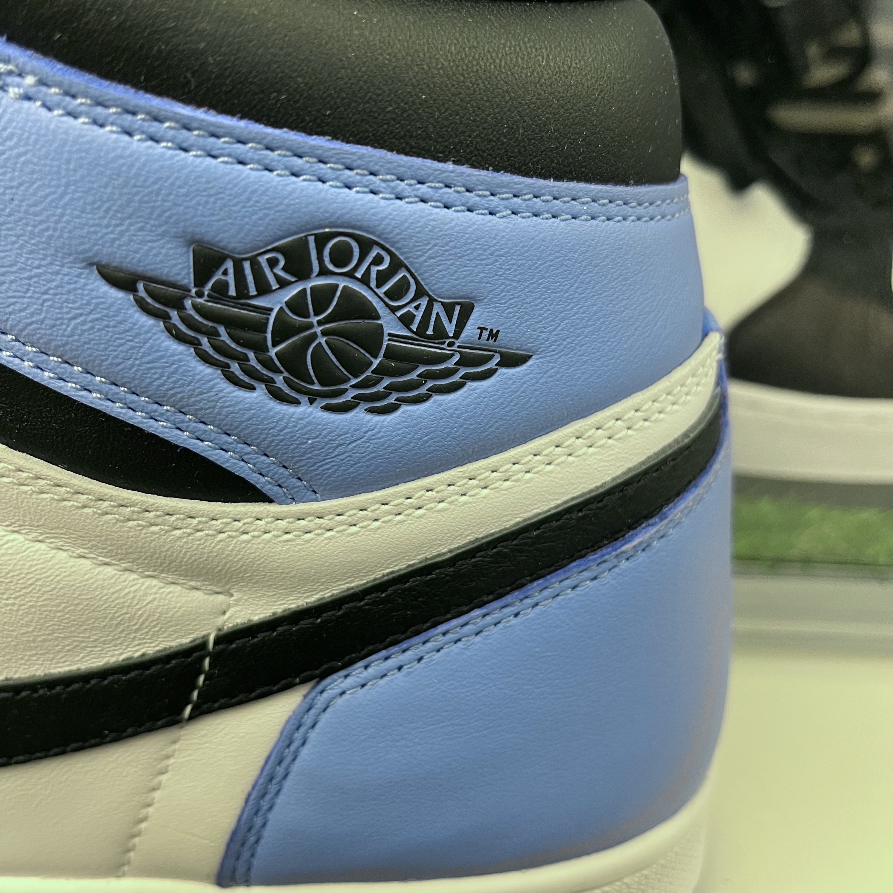 Jordan 1 Retro High OG University Blue 착용 스타일 - 1