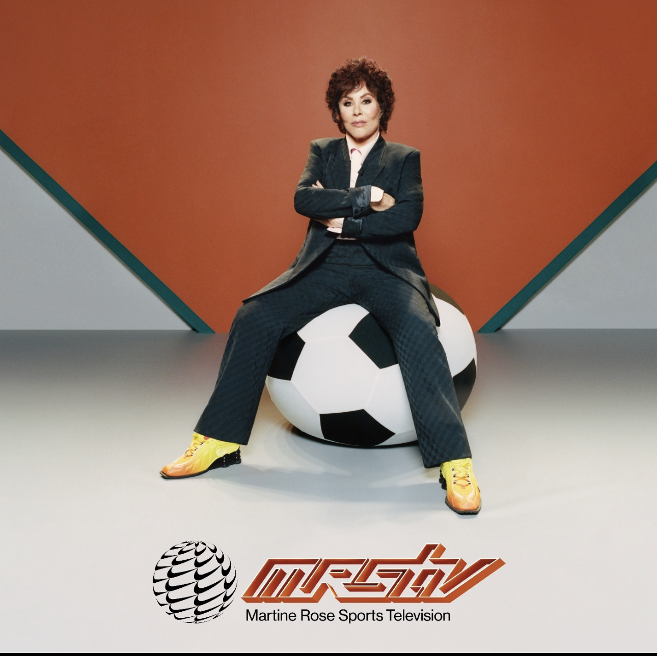 Nike x Martine Rose Shox MR4 Safety Orange 착용 스타일 - 5