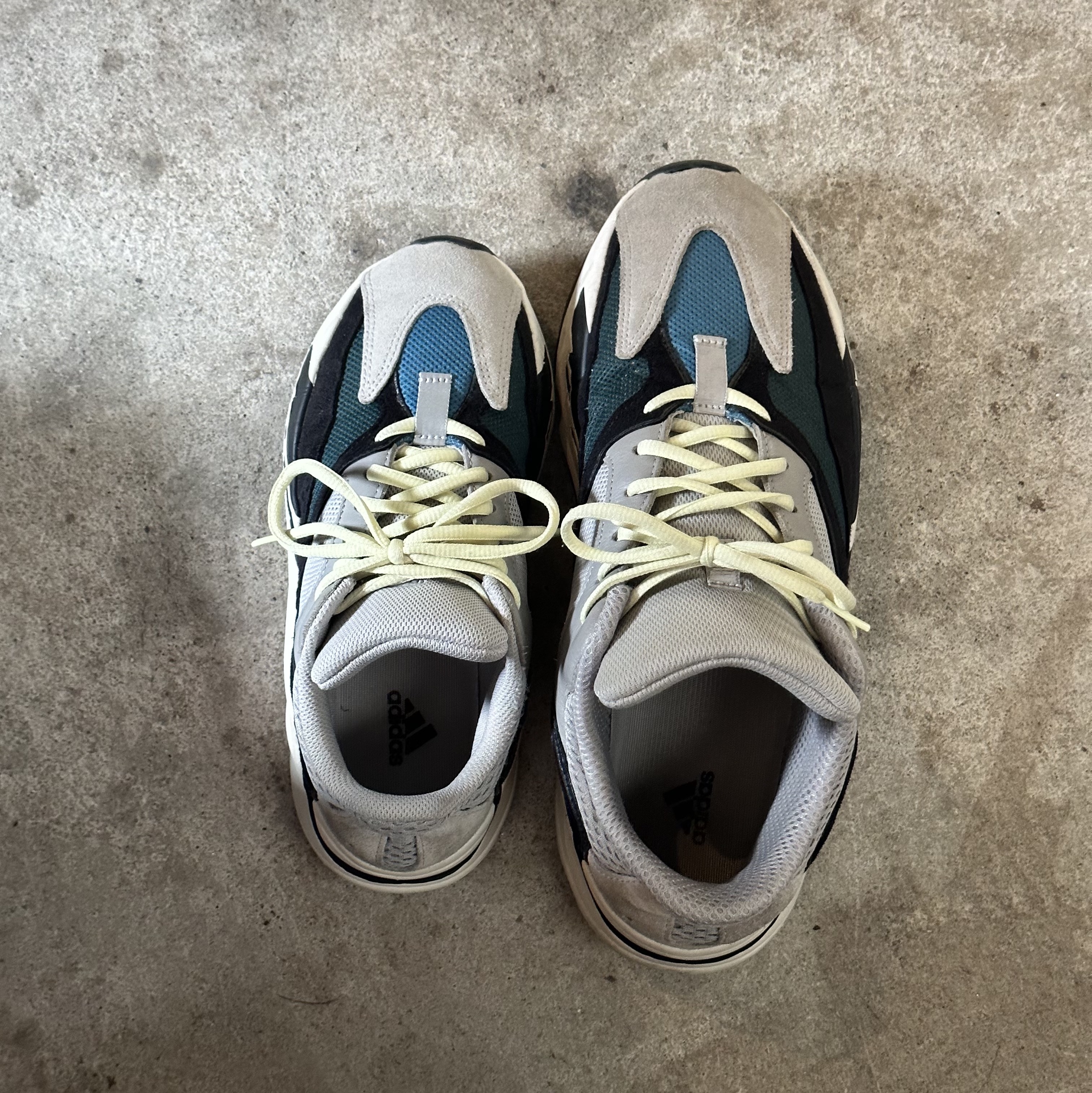 Adidas Yeezy Boost 700 Wave Runner Solid Grey 2021/2022, Adidas Yeezy Boost 700 Wave Runner Solid Grey 2017/2019 착용 스타일