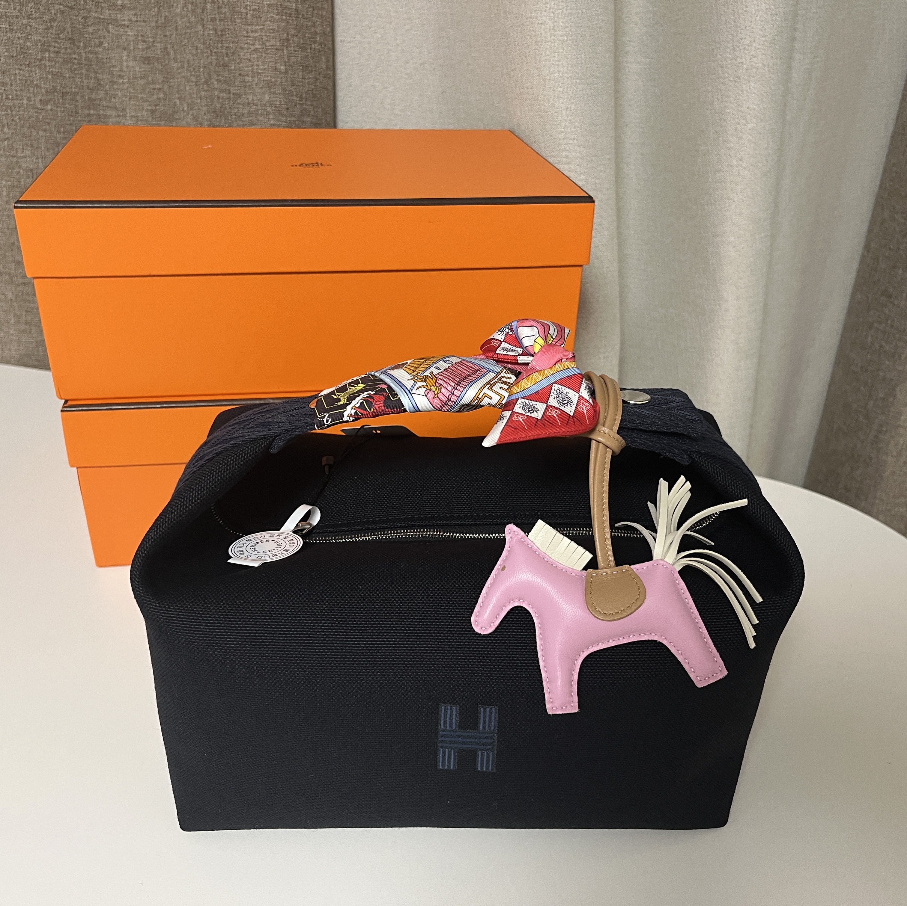 Hermes Large Bride-A-Brac Case Canvas & Noir Bleu Nuit 착용 스타일