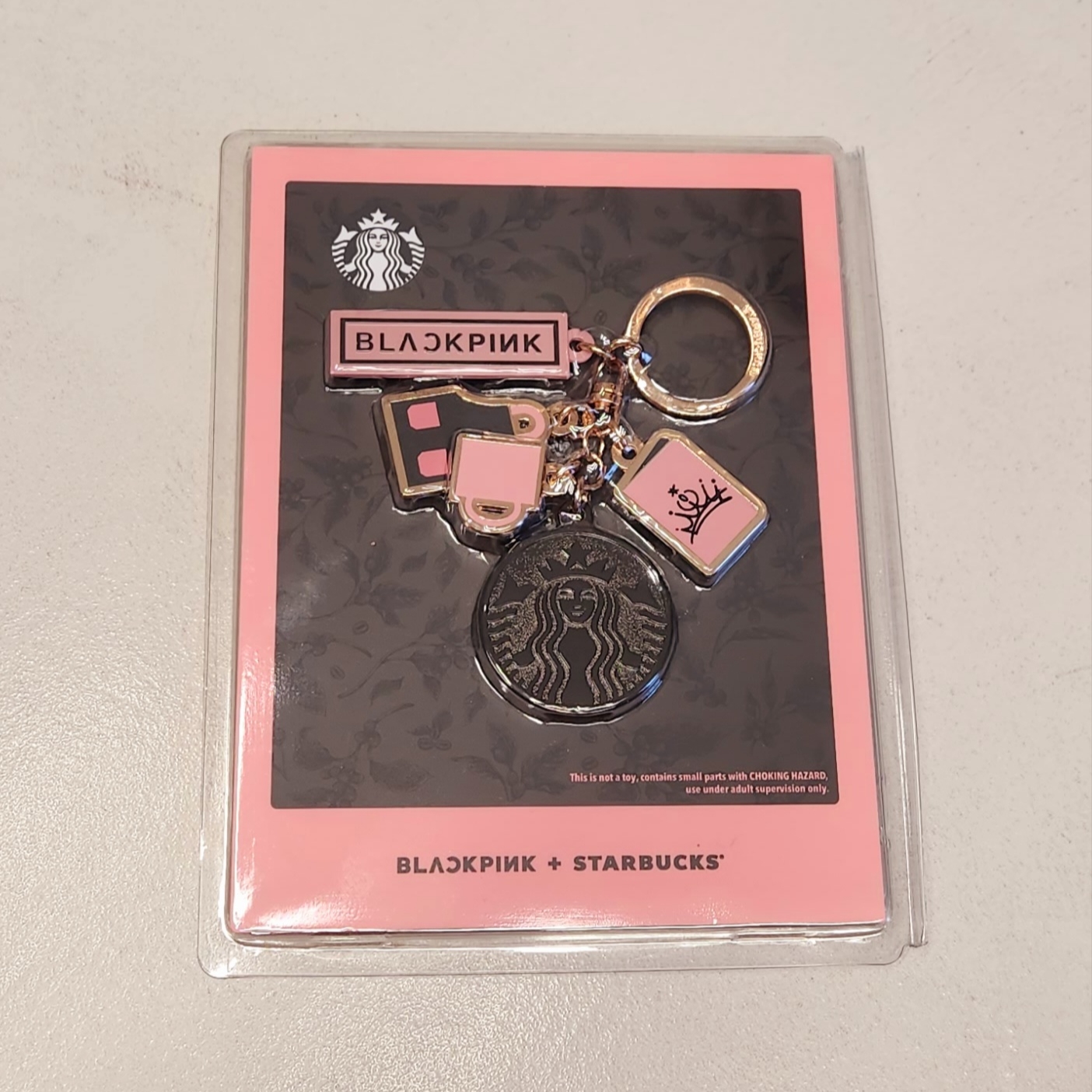 Starbucks x Blackpink Keychain 착용 스타일