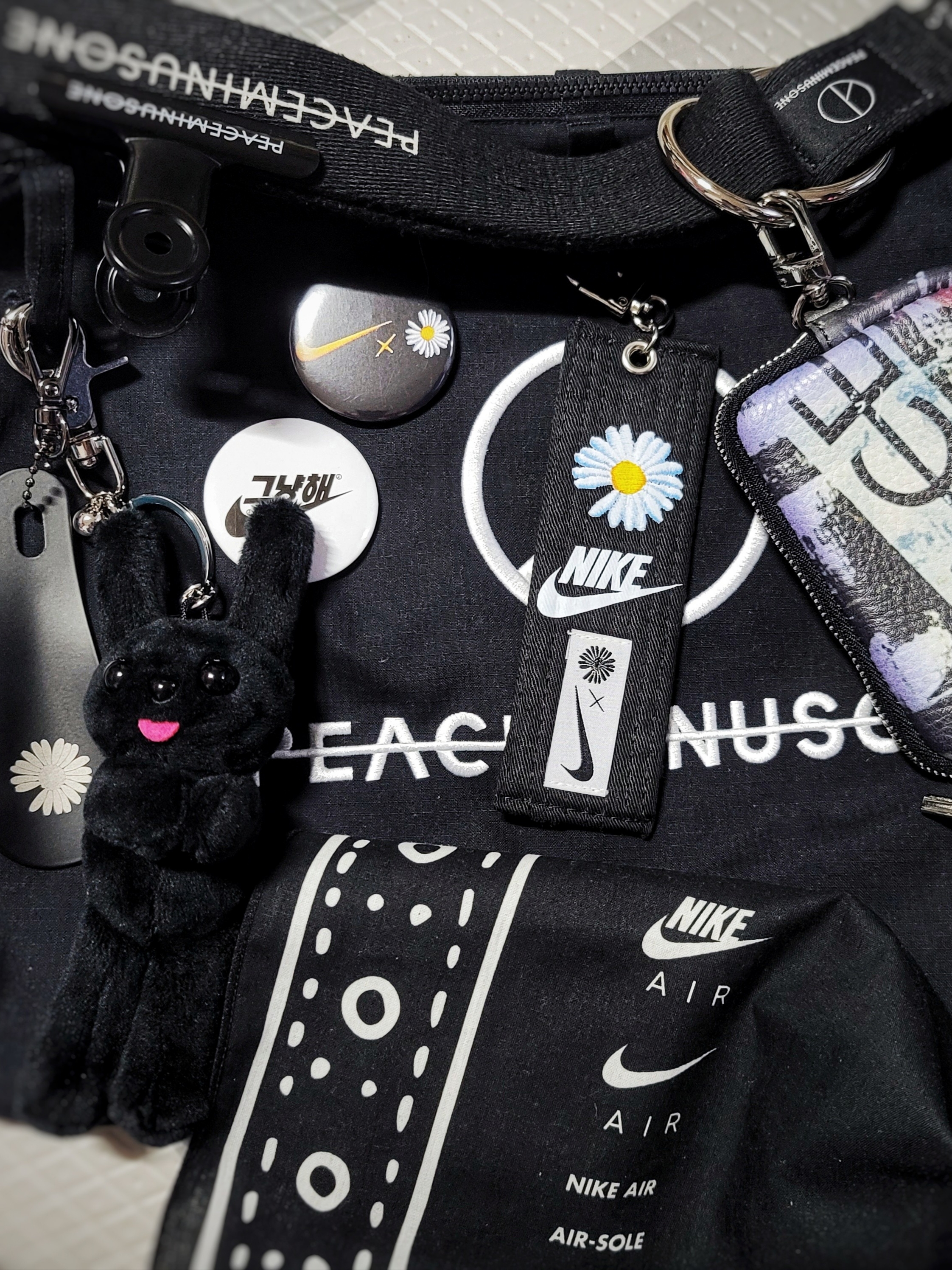 Peaceminusone x Fragment Design Bulldog Clip #1 Black, Nike x Peaceminusone Kwondo1 Black and White μ°©μ© μ€νμΌ - 3