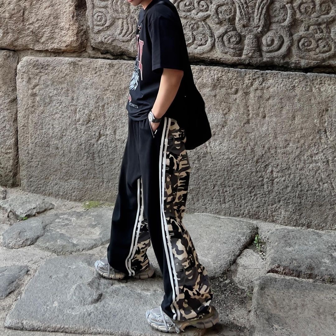 [KREAM 단독] Ourpas 058 Track Pants Brown 착용 스타일