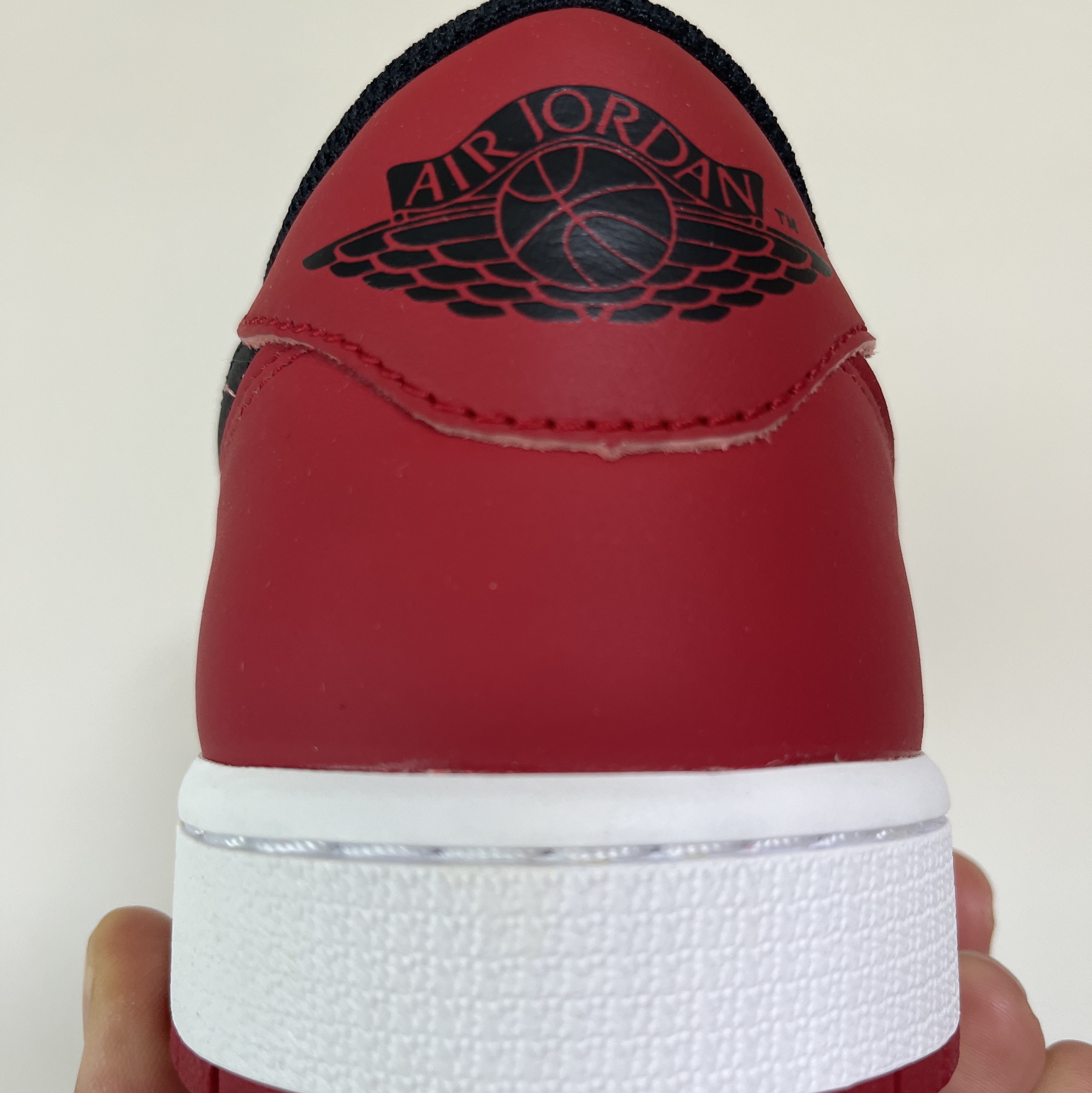 Jordan 1 Retro Low OG Black Toe, (GS) Jordan 1 Retro Low OG Black Toe 착용 스타일 - 3