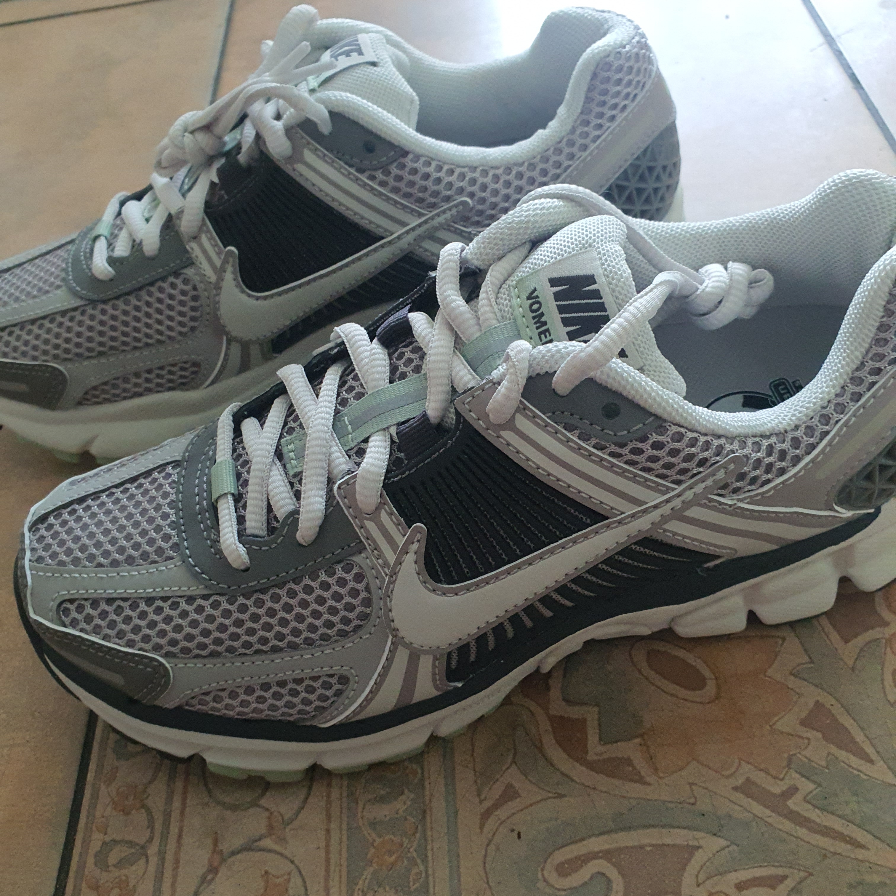(W) Nike Zoom Vomero 5 Cobblestone and Flat Pewter 착용 스타일
