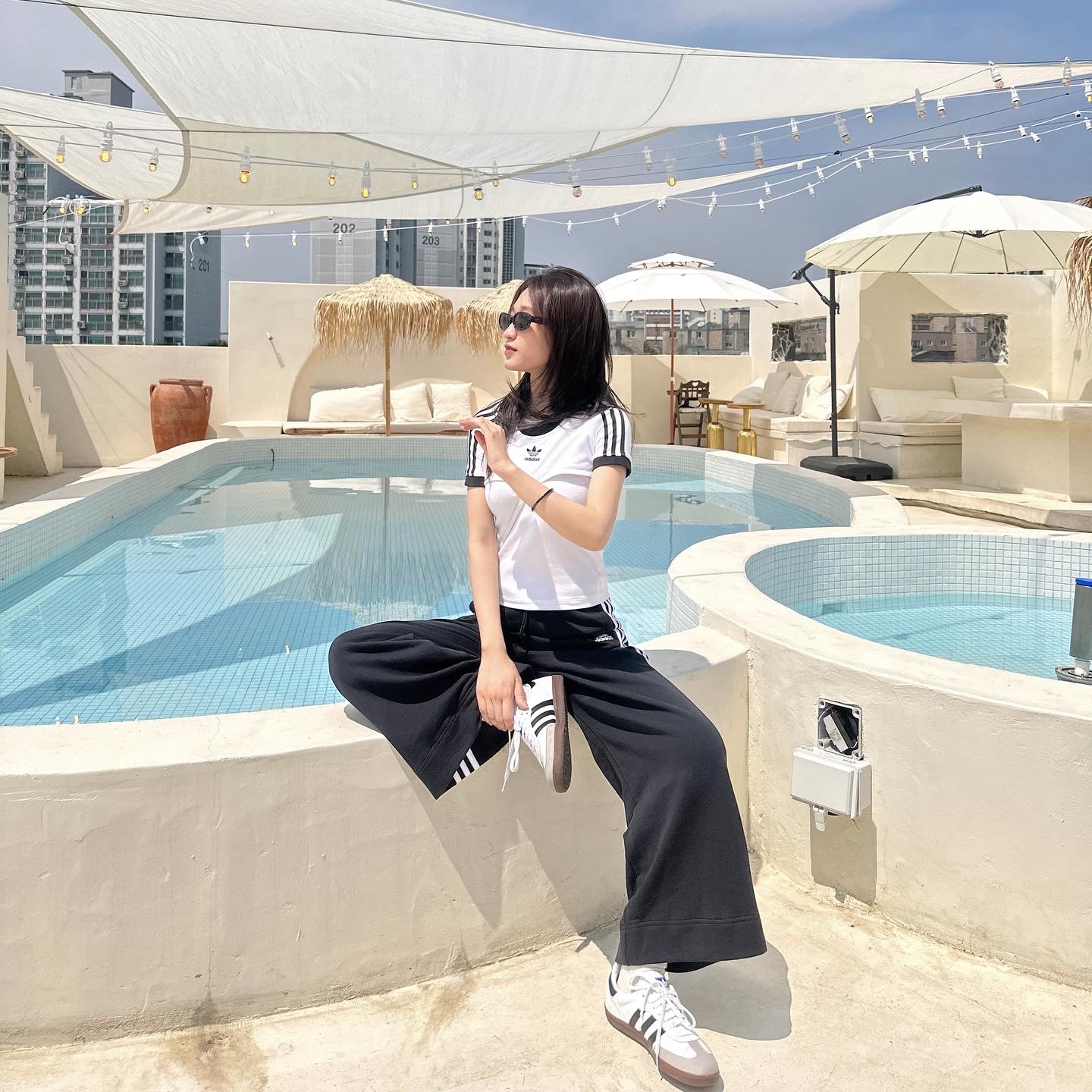 Adidas Samba OG Cloud White, (W) Adidas Primeblue Relaxed Wide Leg Pants Black - US Sizing 착용 스타일