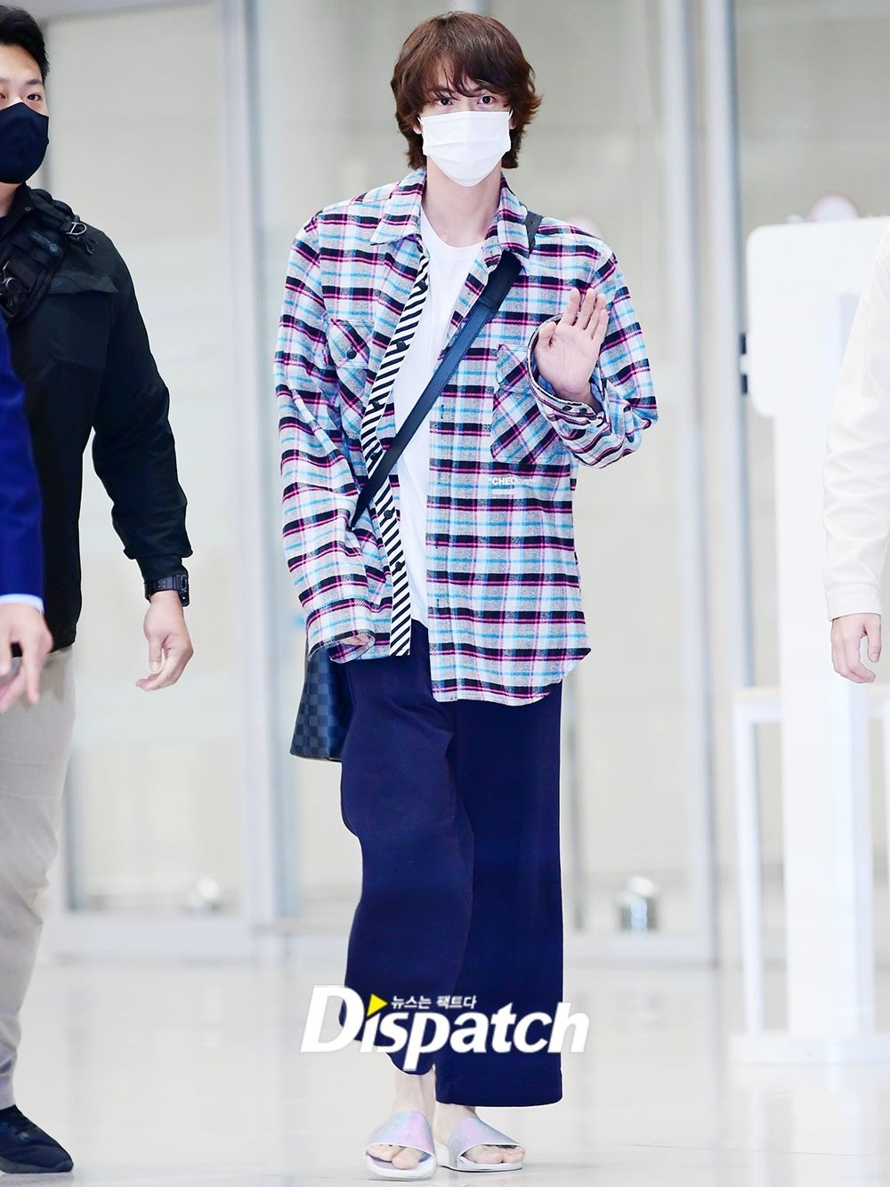 Louis Vuitton District PM Damier Graphite Black, Louis Vuitton Waterfront Mules Iridescent Prism Monogram 착용 스타일