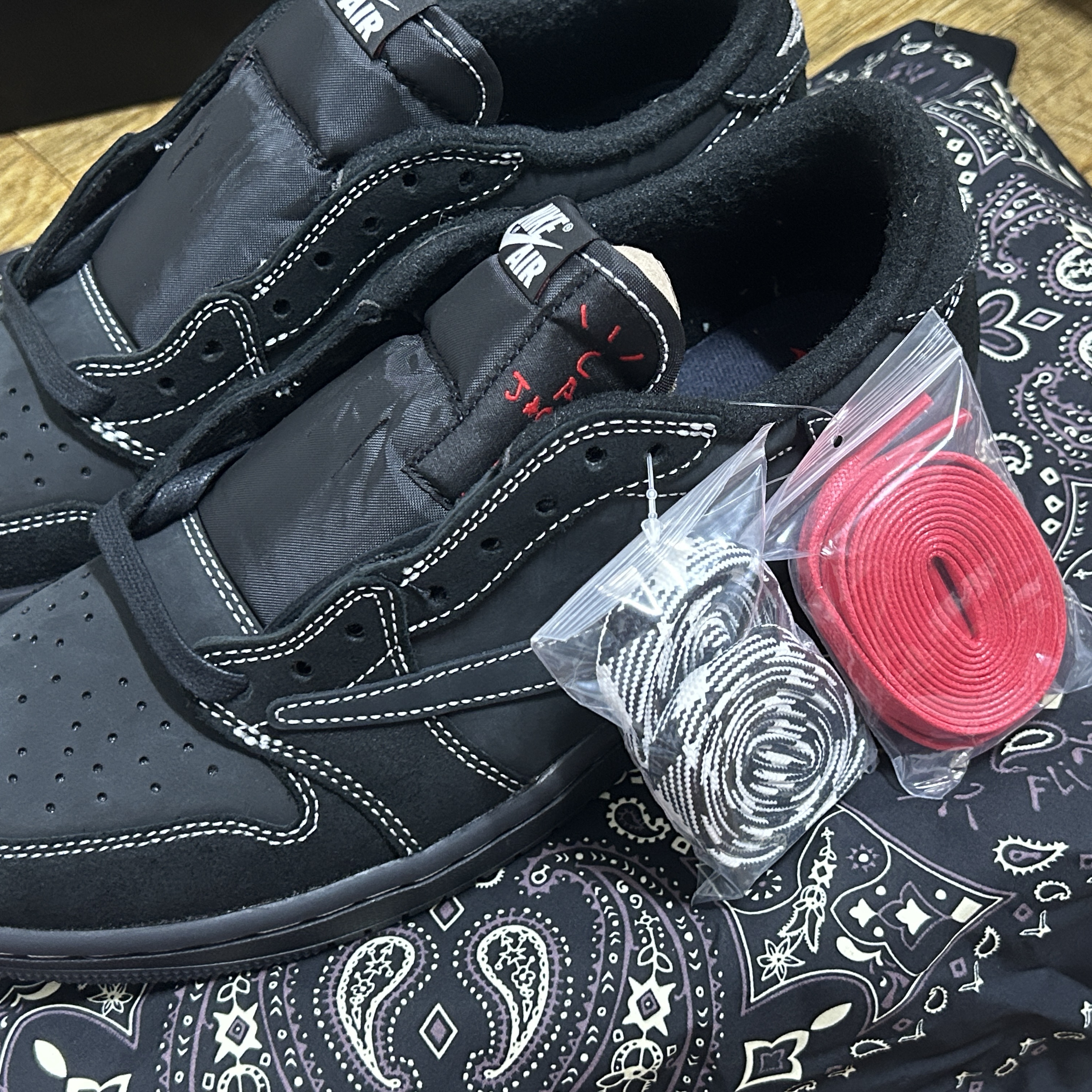 Jordan 1 x Travis Scott Retro Low OG SP Black Phantom 착용 스타일 - 4