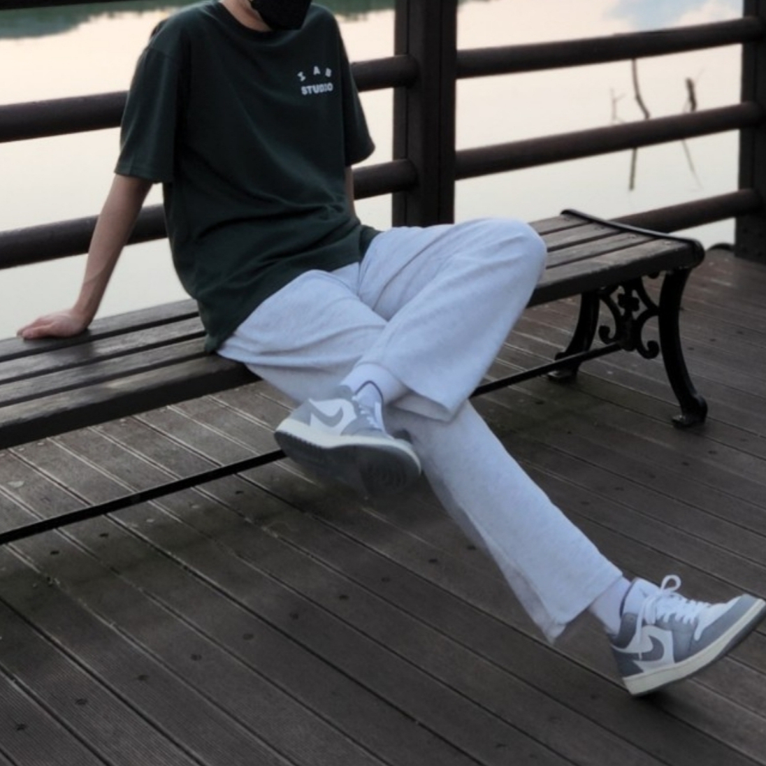 IAB Studio x Yonex T-Shirt Green, Jordan 1 Low Stealth and White 착용 스타일