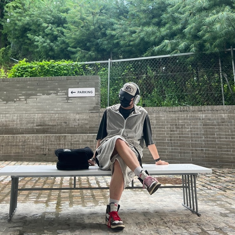 Jordan 1 x Travis Scott Retro High OG SP Mocha, Apple AirPods Max Lightning Silver (Korean Ver.) 착용 스타일 - 3