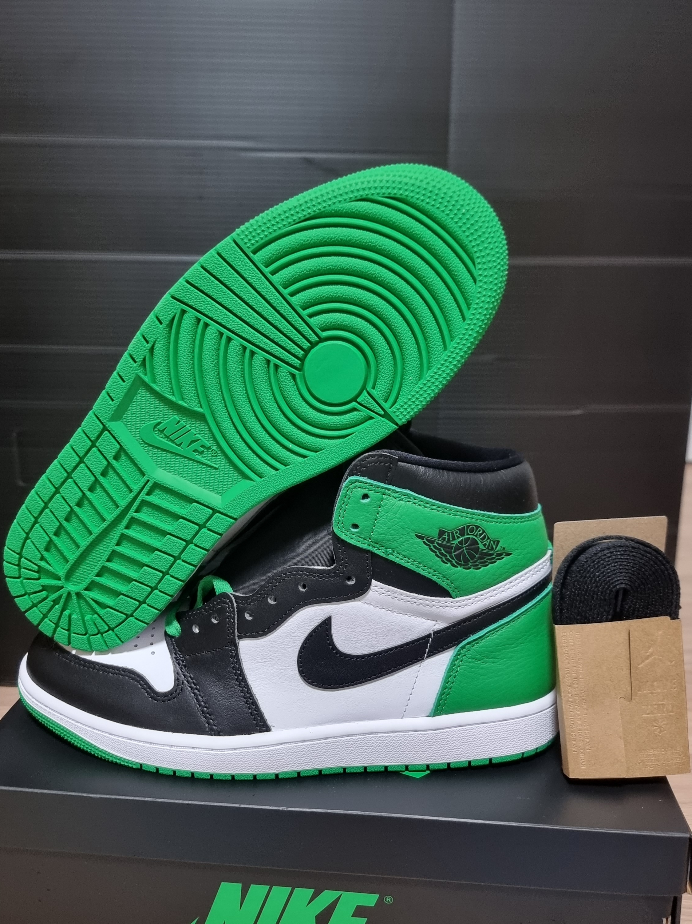 Jordan 1 Retro High OG Black and Lucky Green 착용 스타일 - 5