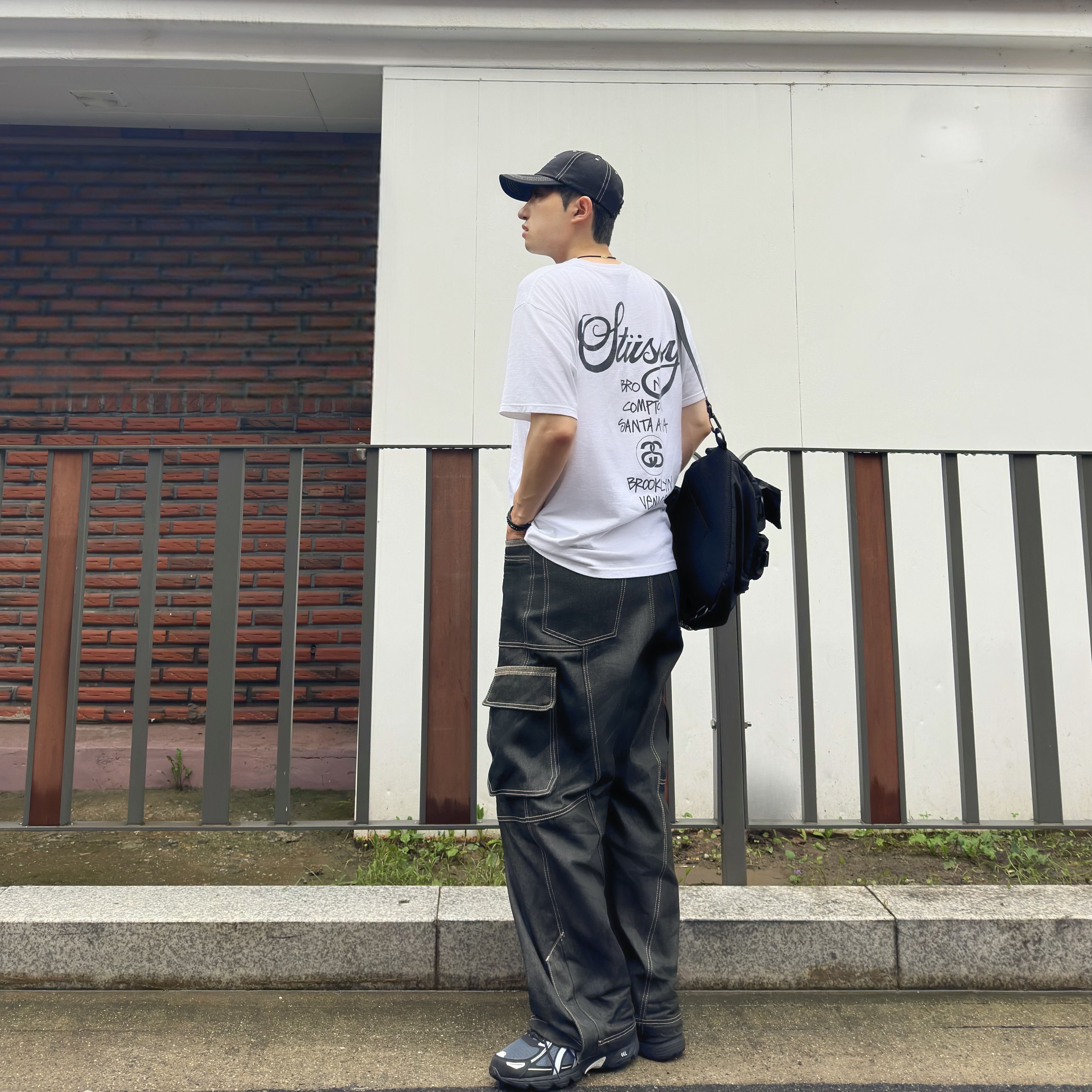 Asics Gel-Venture 6 Carrier Grey, Stussy World Tour T-Shirt White 착용 스타일 - 2