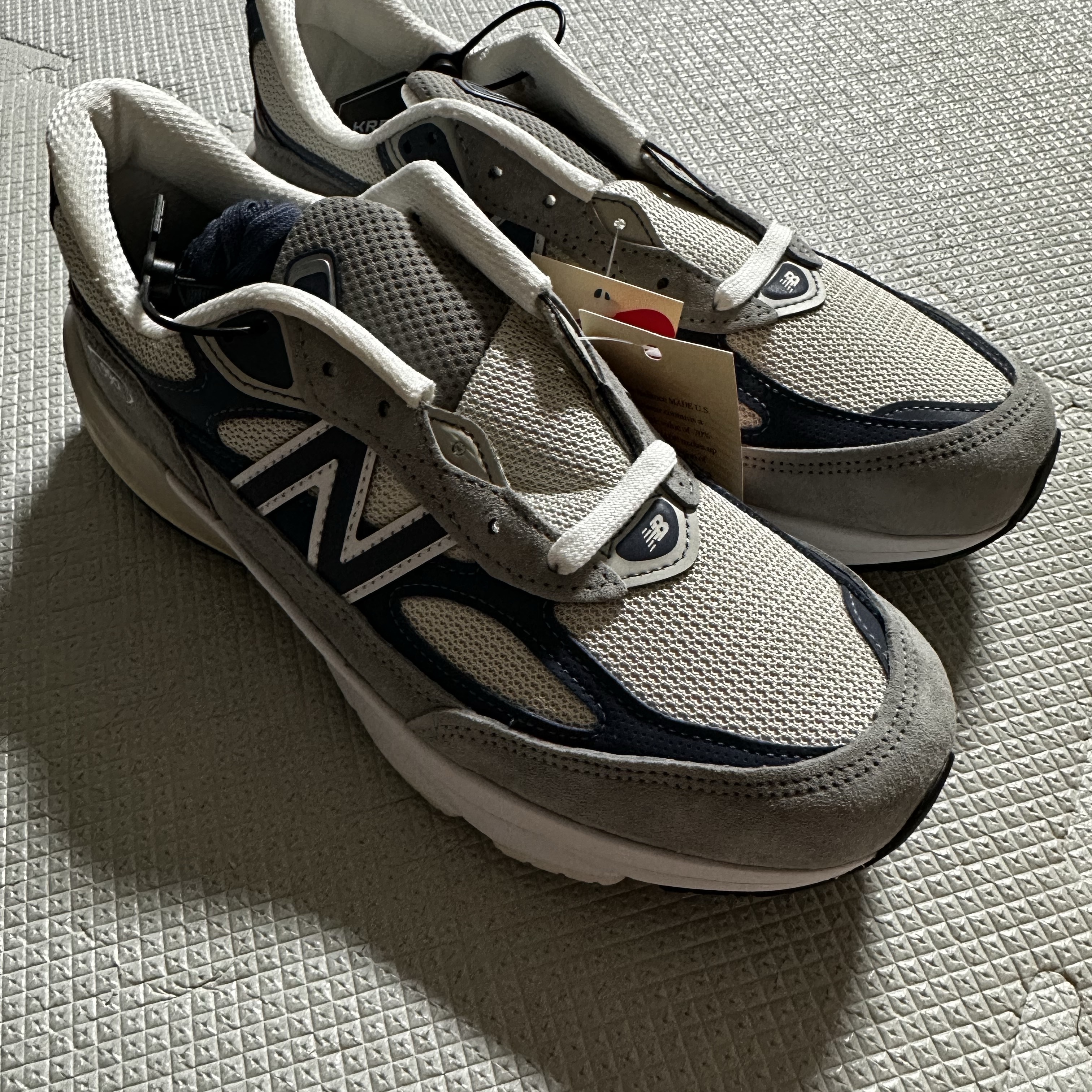 New Balance 990v6 Made in USA Gray Suede 착용 스타일 - 1