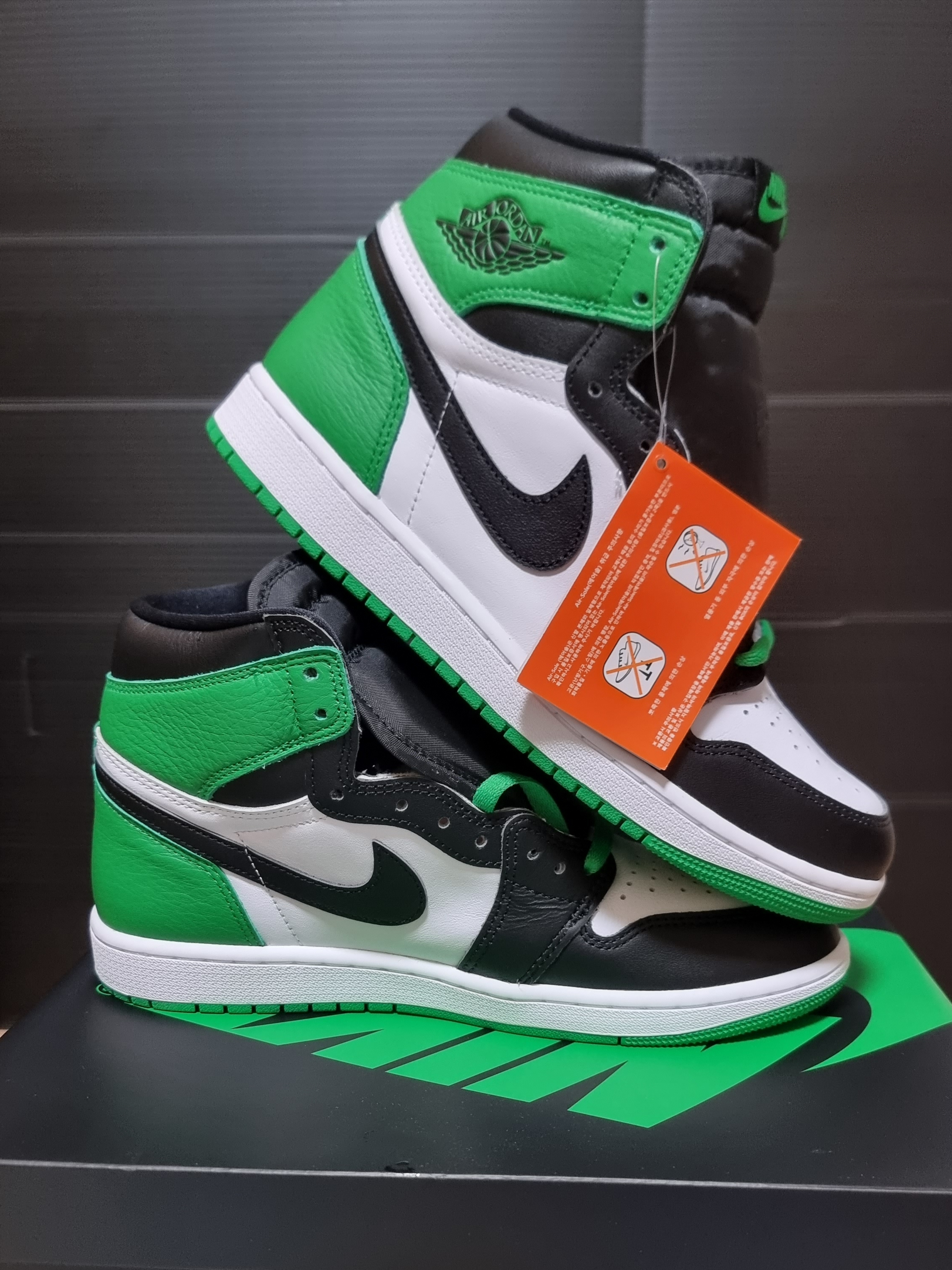 Jordan 1 Retro High OG Black and Lucky Green 착용 스타일 - 3