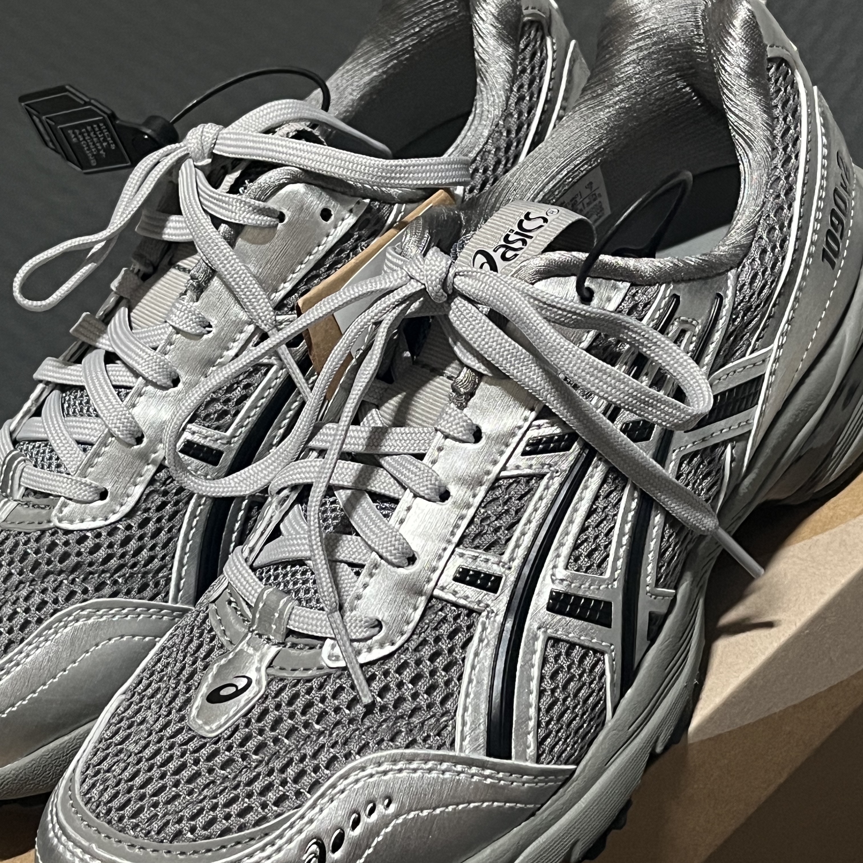 Asics x Freja Wewer Gel-1090 V2 Clay Grey Pure Silver 착용 스타일