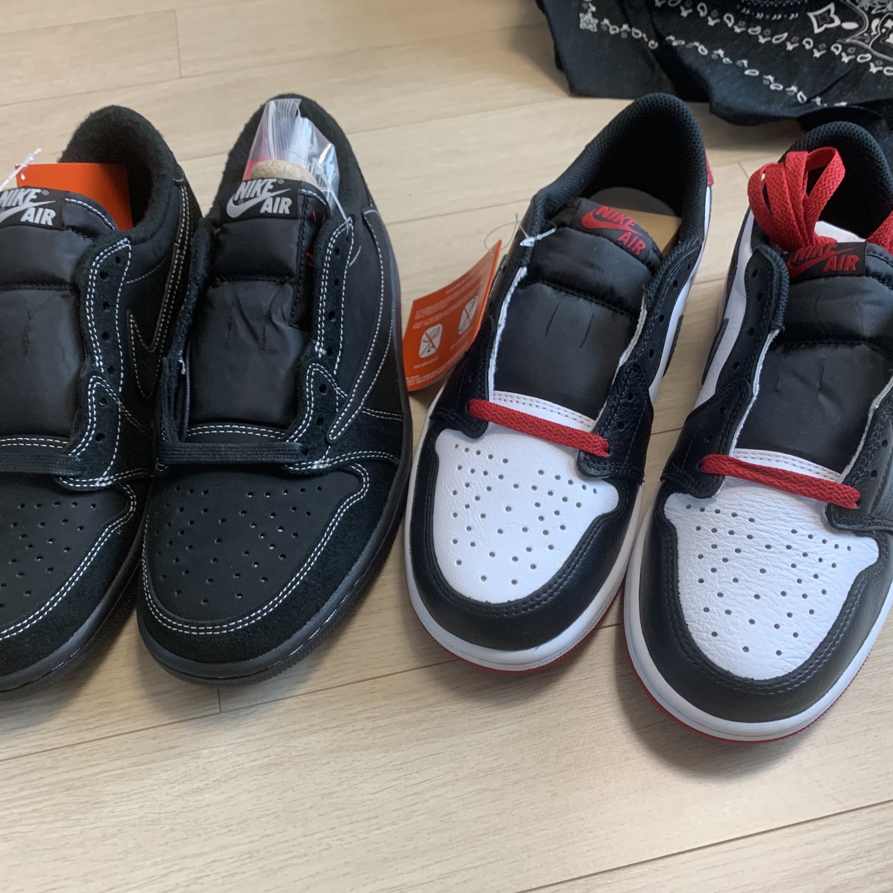 Jordan 1 x Travis Scott Retro Low OG SP Black Phantom 착용 스타일 - 5