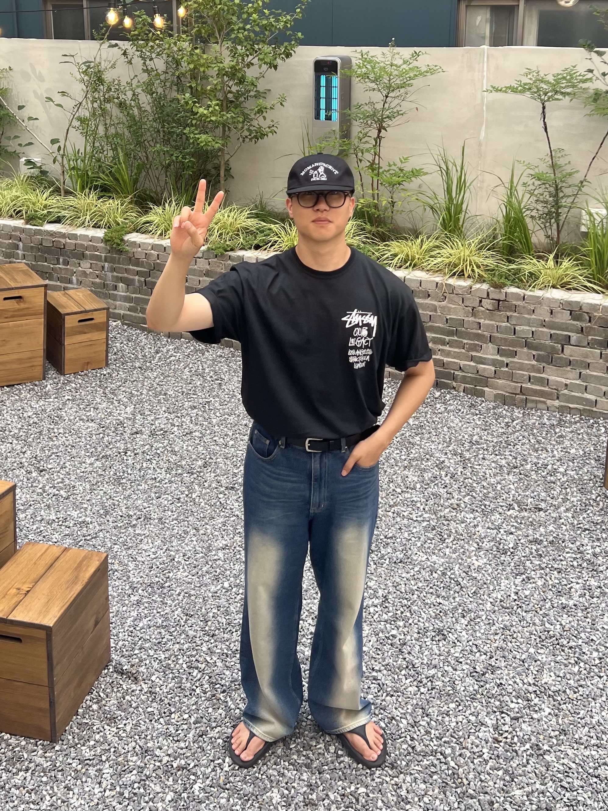 Oofos OOriginal Black, Stussy x Our Legacy Surfman 2 Pigment Dyed T-Shirt Black 착용 스타일 - 2