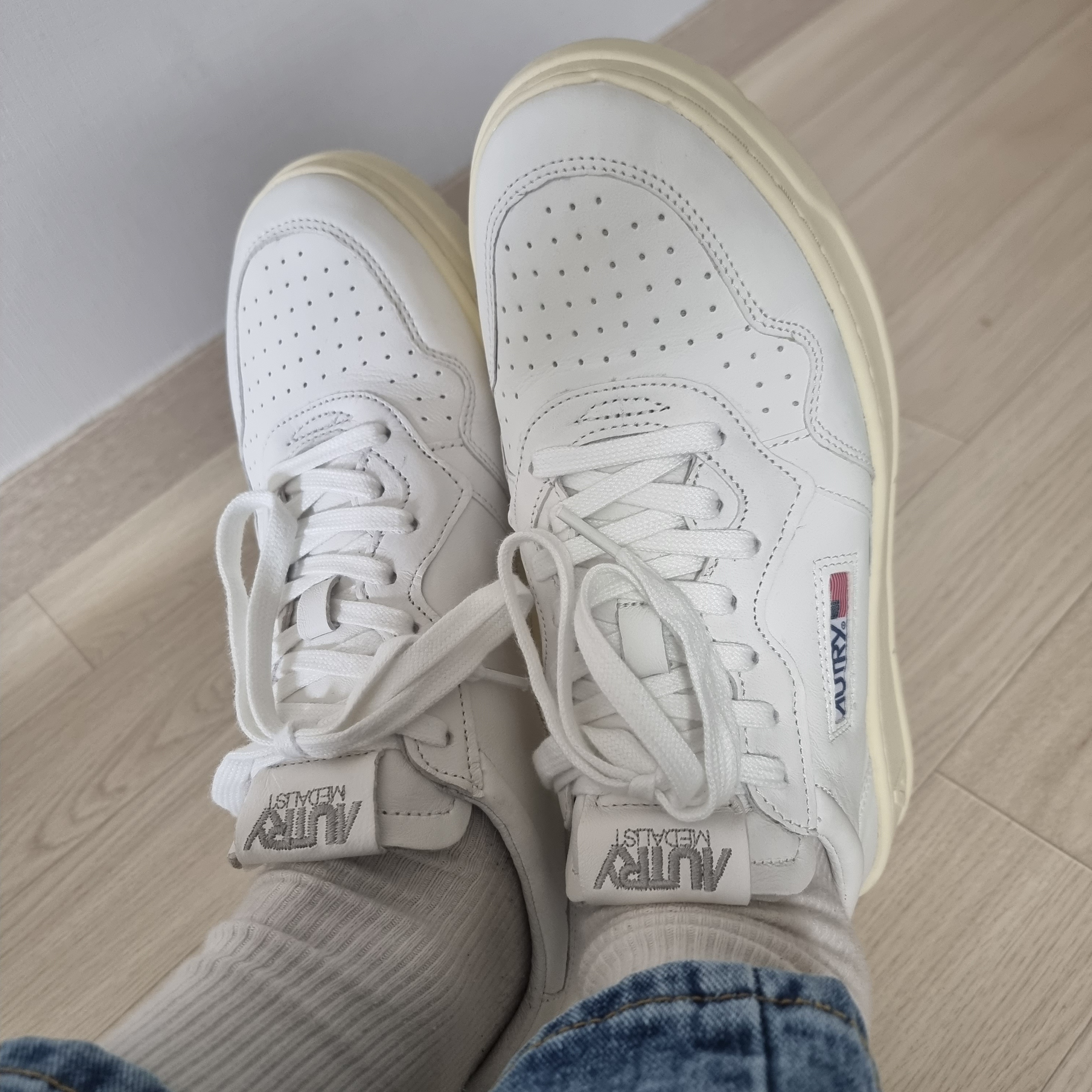 Autry Medalist Low Goatskin Sneakers White 착용 스타일