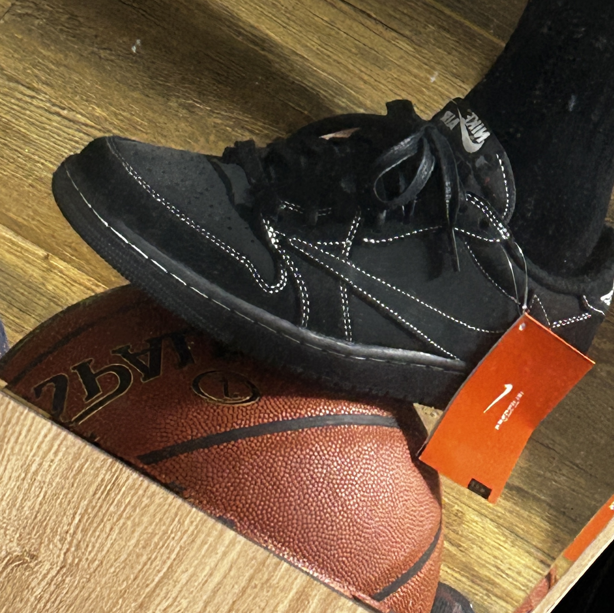 Jordan 1 x Travis Scott Retro Low OG SP Black Phantom 착용 스타일 - 5