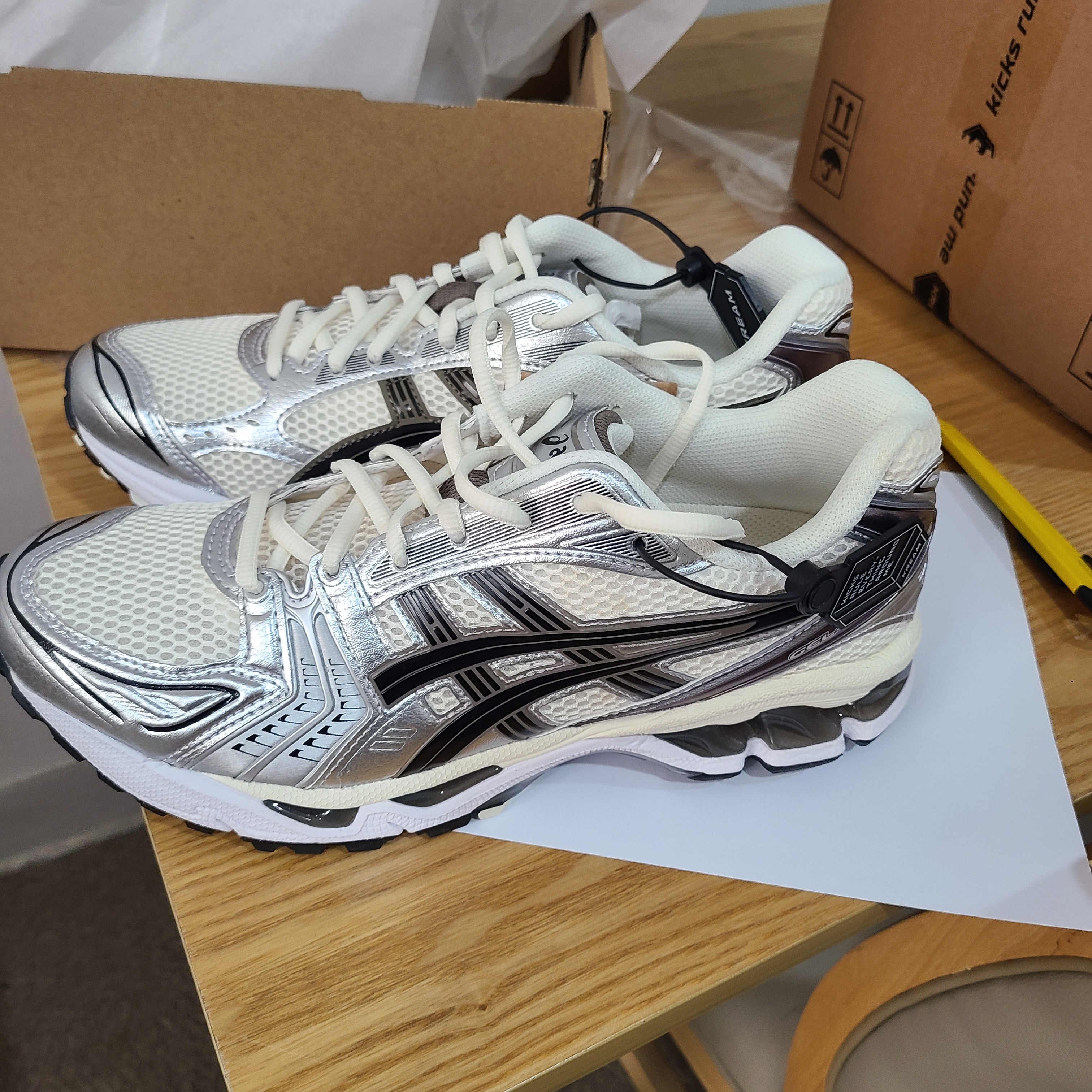 Asics Gel-Kayano 14 Cream Black 착용 스타일 - 1