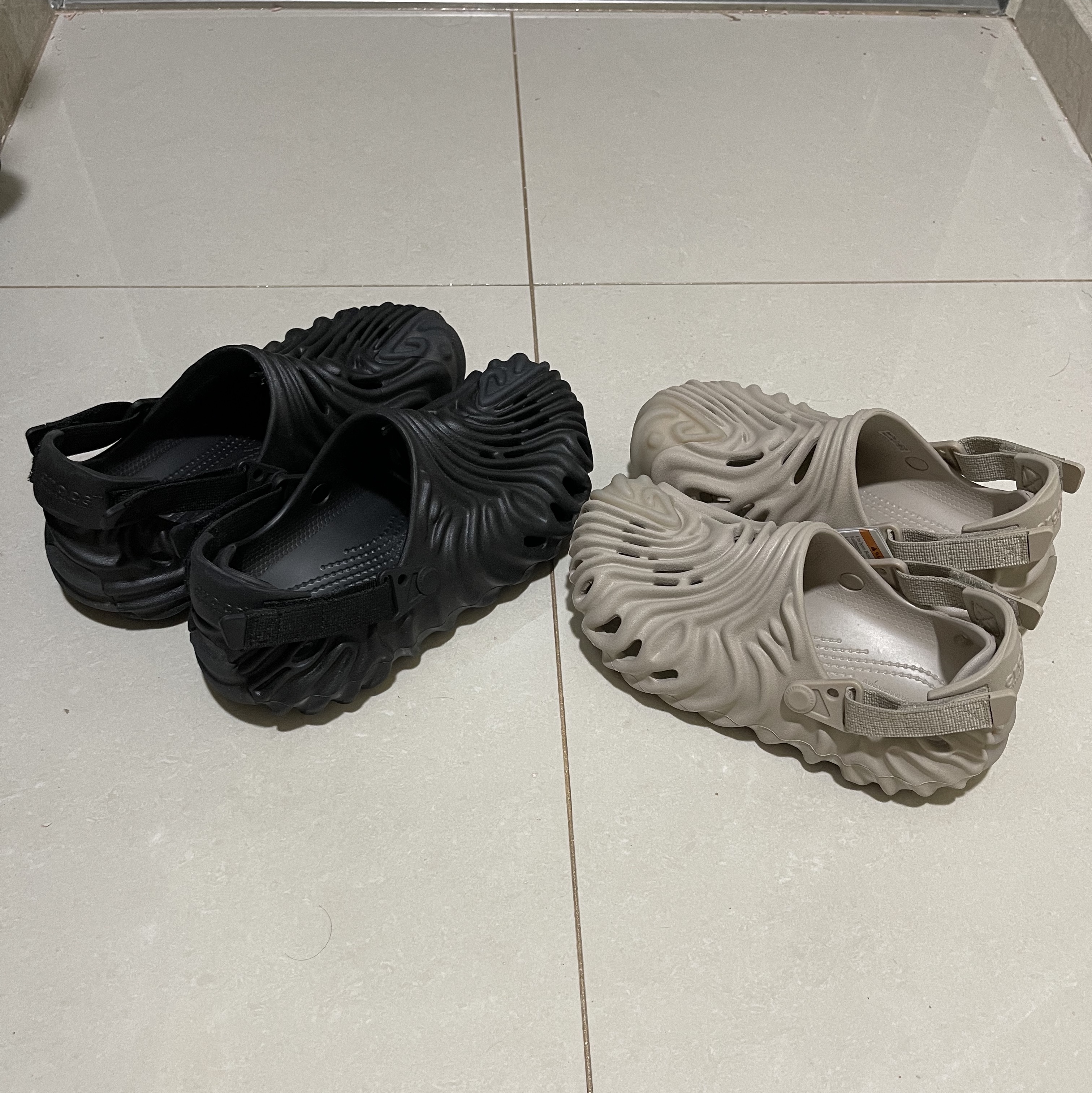 Crocs x Salehe Bembury Pollex Clog Horchata, Crocs x Salehe Bembury Pollex Clog Sasquatch 착용 스타일