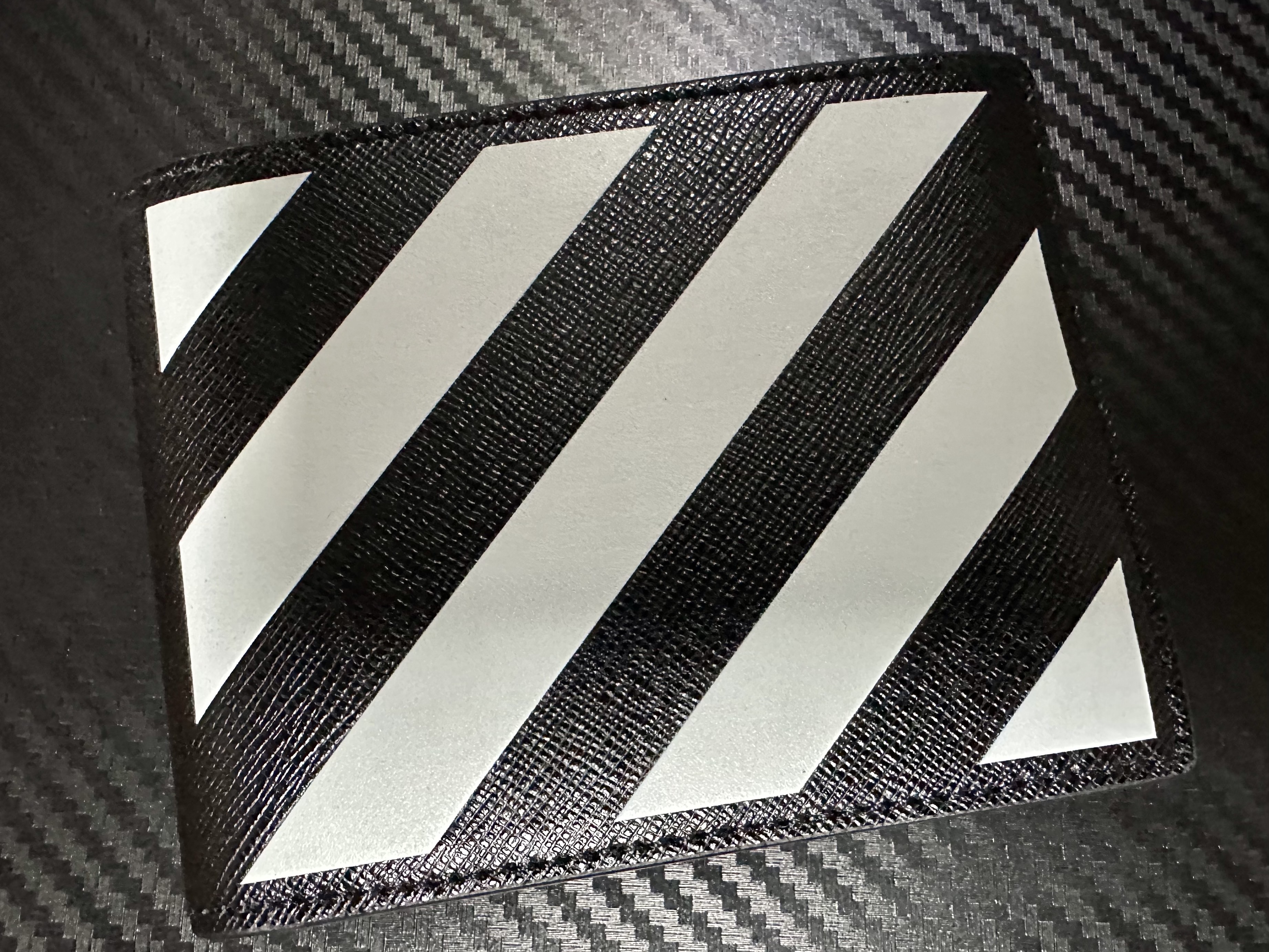 Off-White Binder Diag Saffiano Leather Card Case Black White, Off-White Binder Diag Saff Slim Wallet Black White 착용 스타일 - 2
