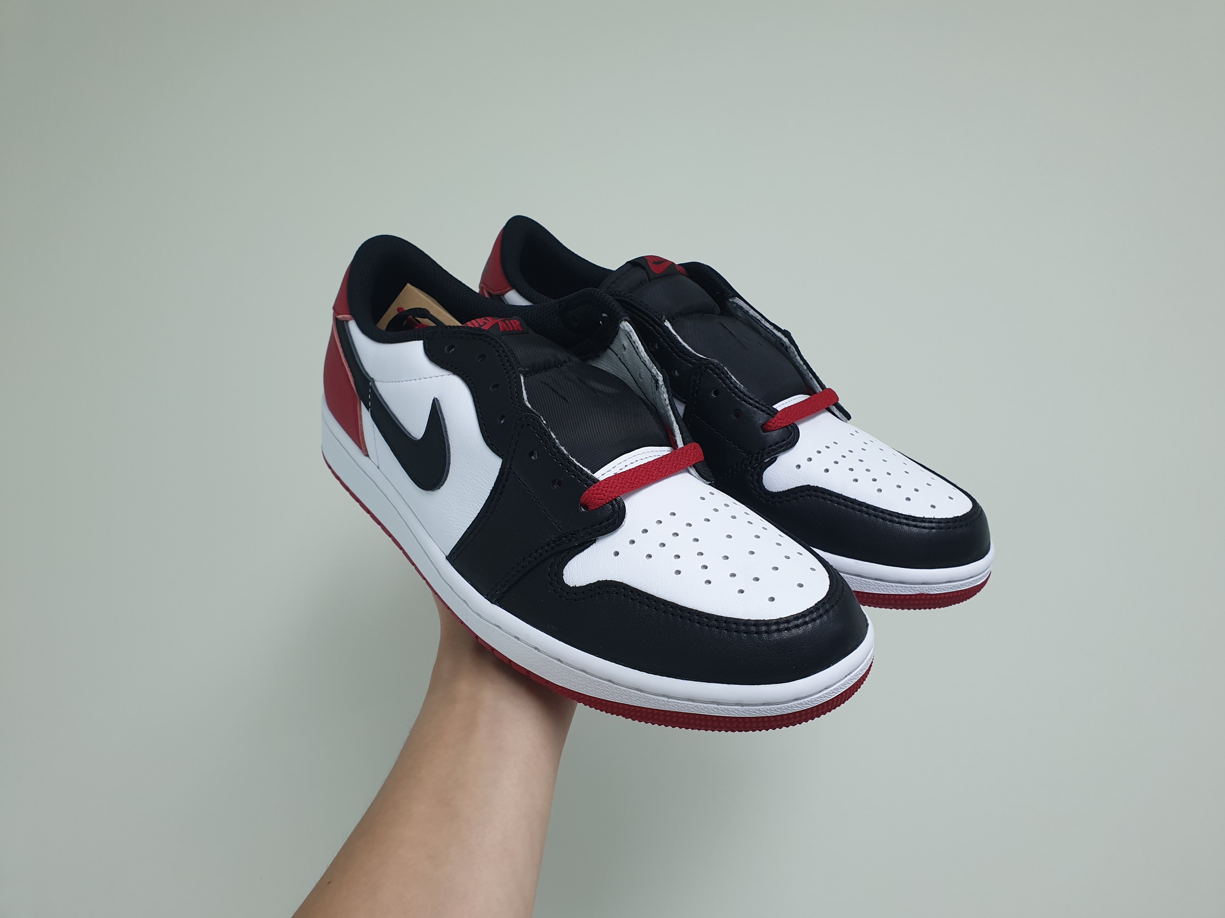 Jordan 1 Retro Low OG Black Toe 착용 스타일 - 2