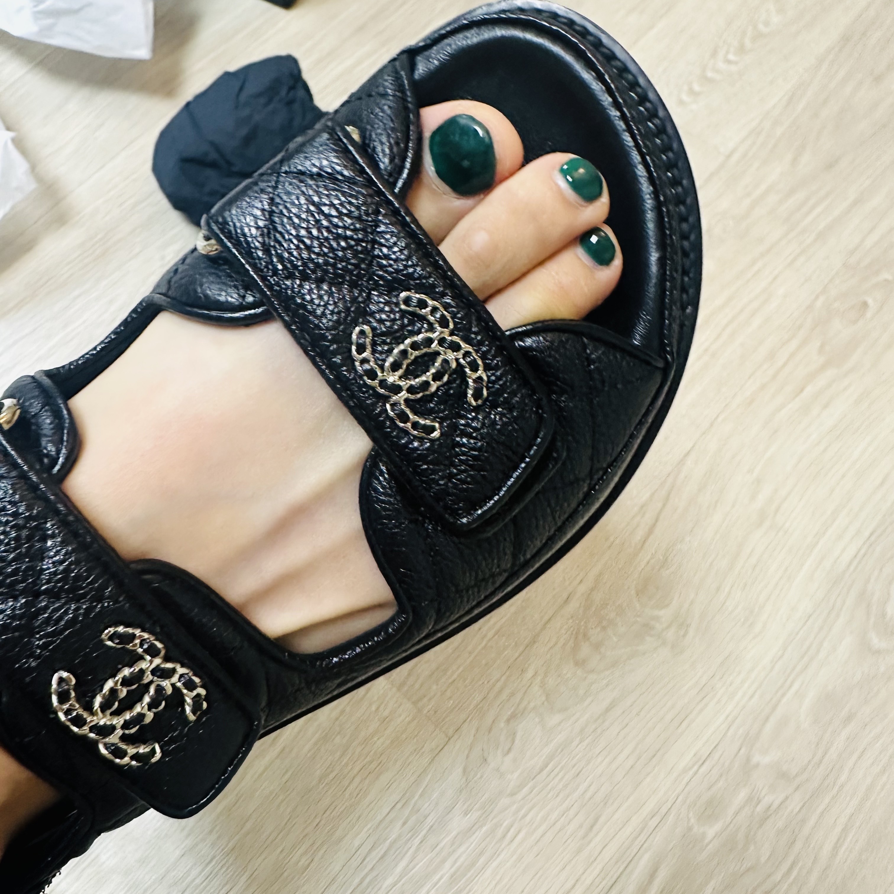 (W) Chanel Sandals Grained Calfskin & Black 착용 스타일 - 1