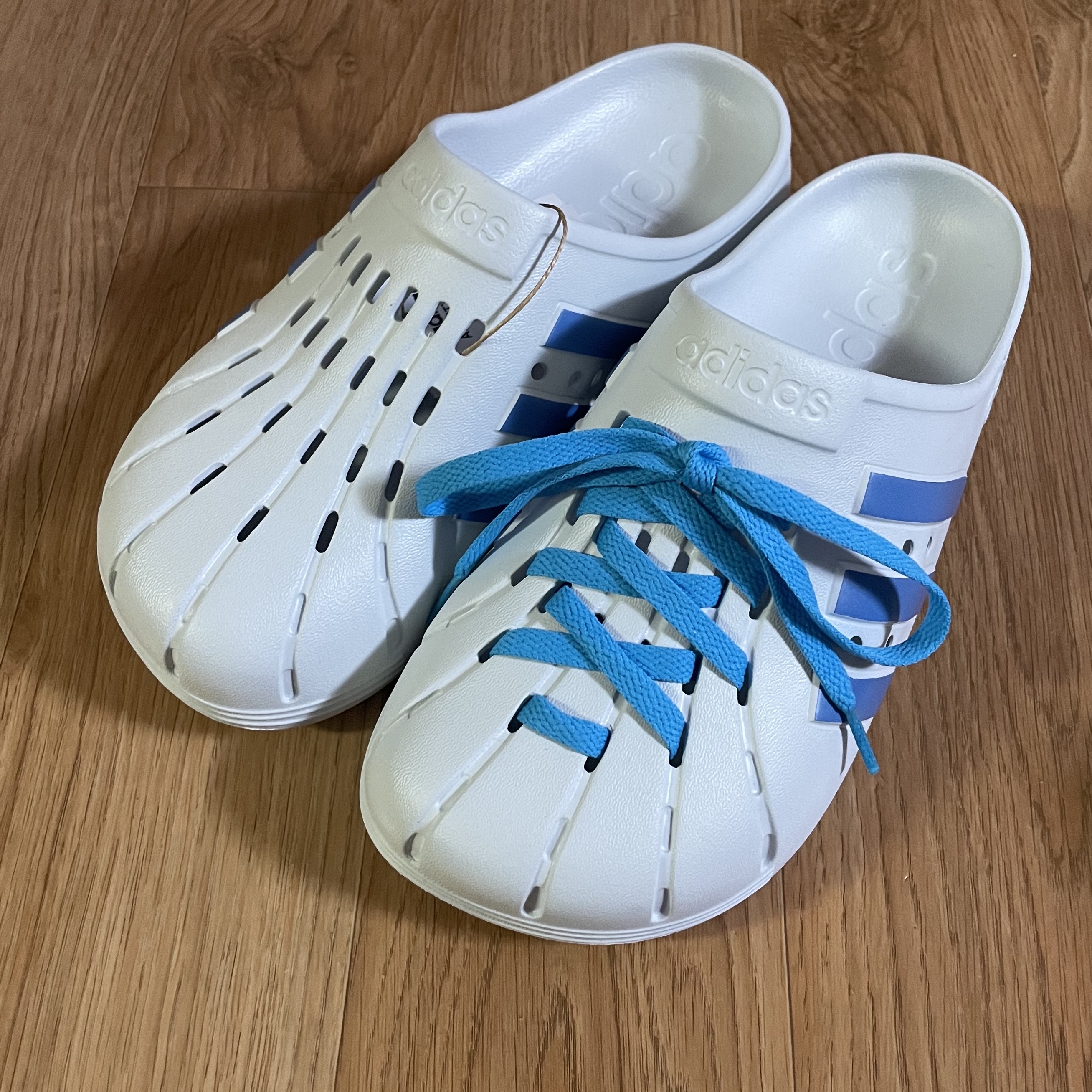 Adidas Adilette Clog Sky Blue 착용 스타일 - 2