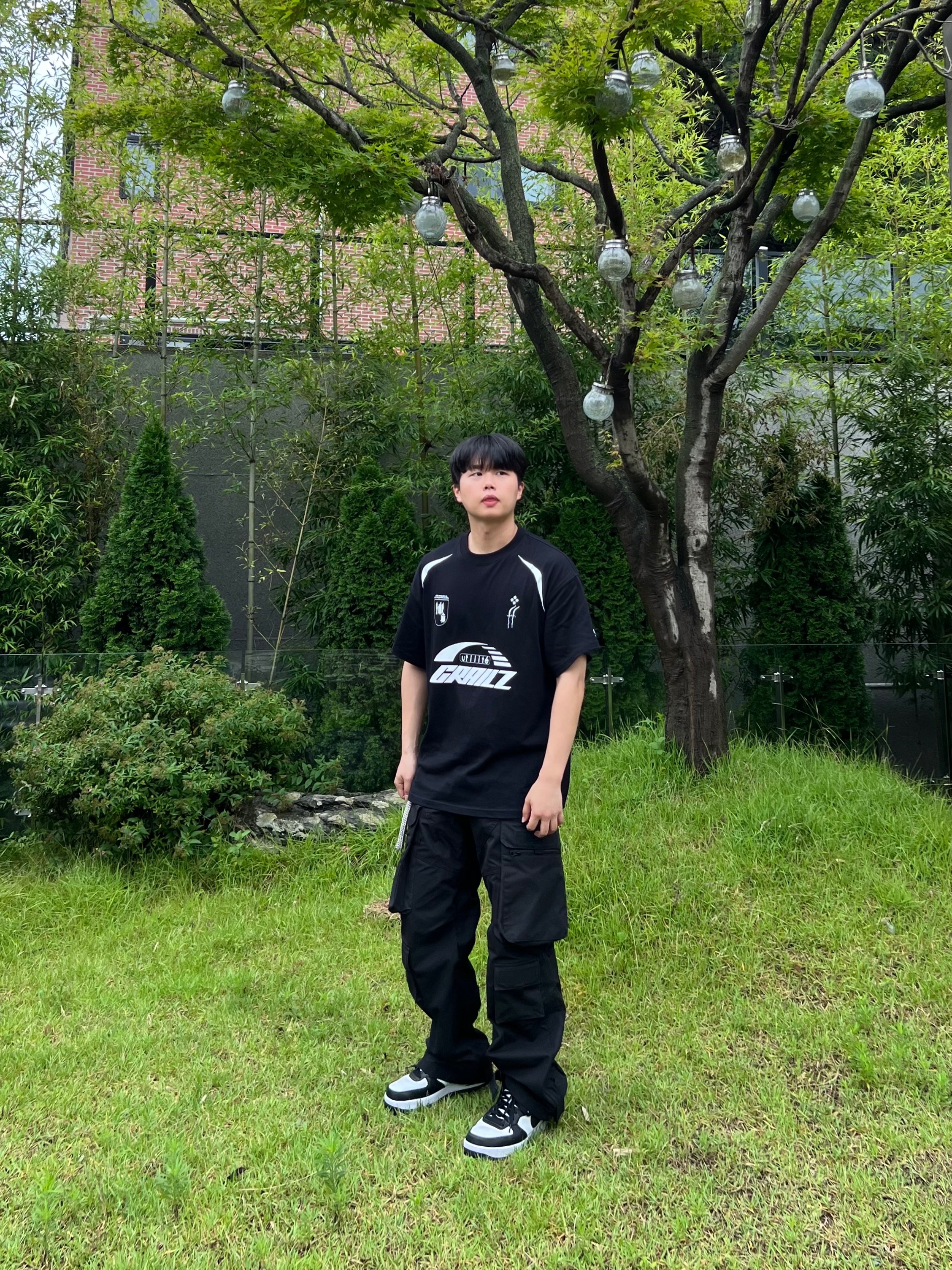 Project G/R Oversized Football Jersey Black, Project G/R Tactical Cargo Pants Black 착용 스타일 - 3